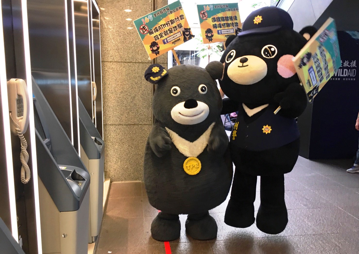 刑事Bear(右)與熊讚(左)合體,共同宣導ATM反詐騙。(刑事局提供)