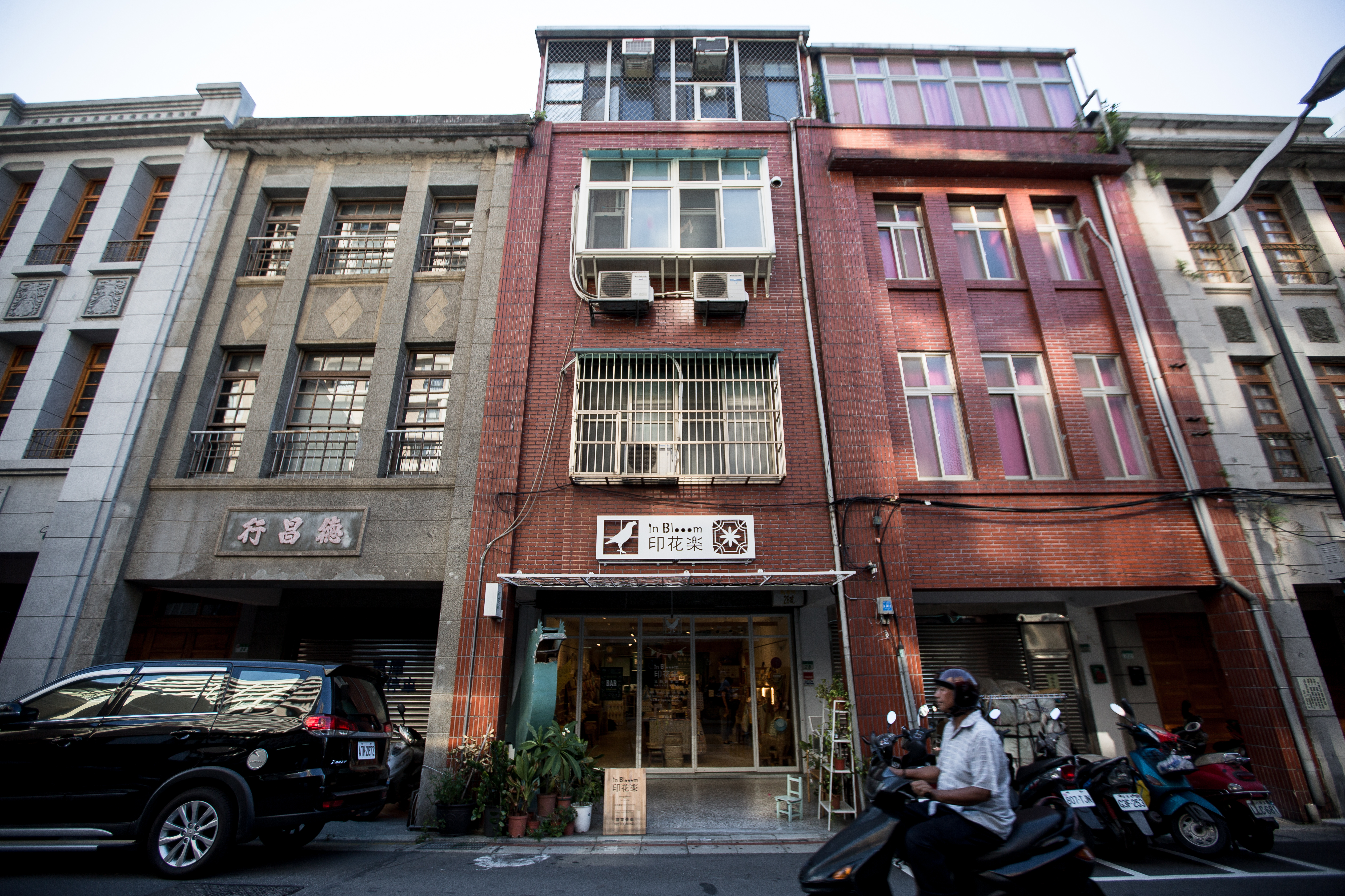 印花樂本店位於大稻埕永樂市場附近巷子，卻吸引日本知名集團前來代理。