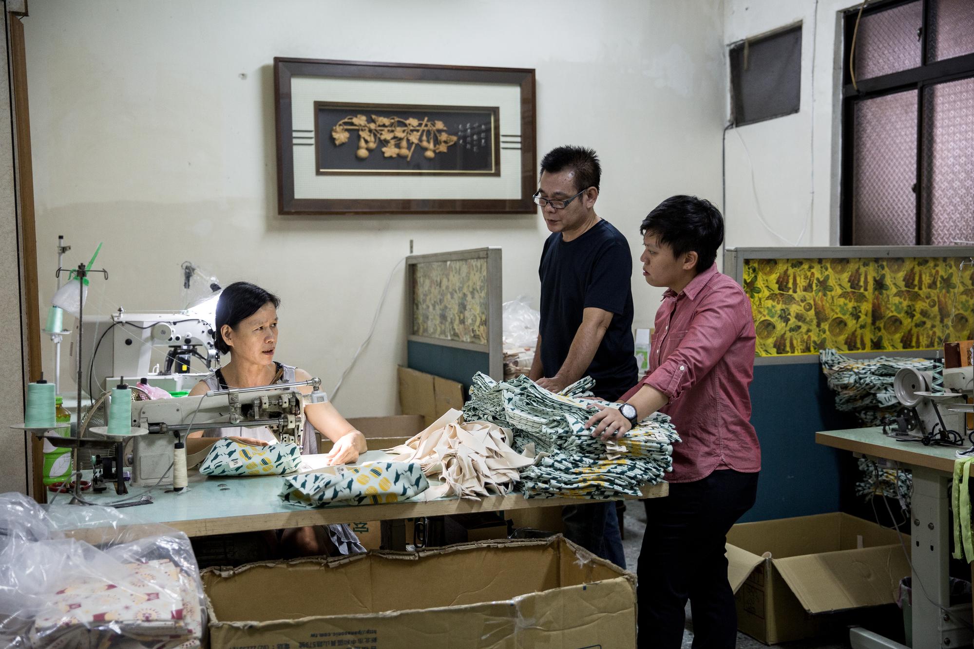 在印花樂負責跑印製和代工廠的邱瓊玉，如今仍負責後至溝通協調。