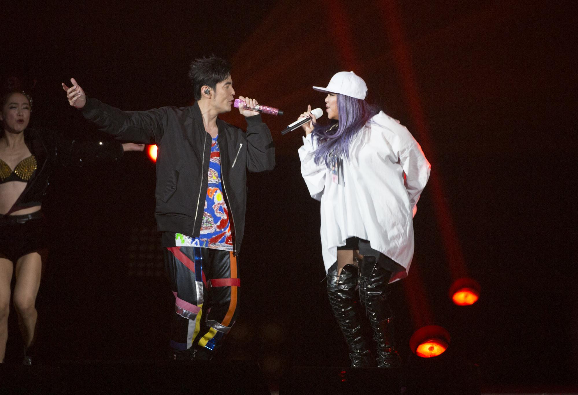 張惠妹擔任周杰倫最終場嘉賓,兩人互飆經典,阿妹還下台換衣服後繼續唱。