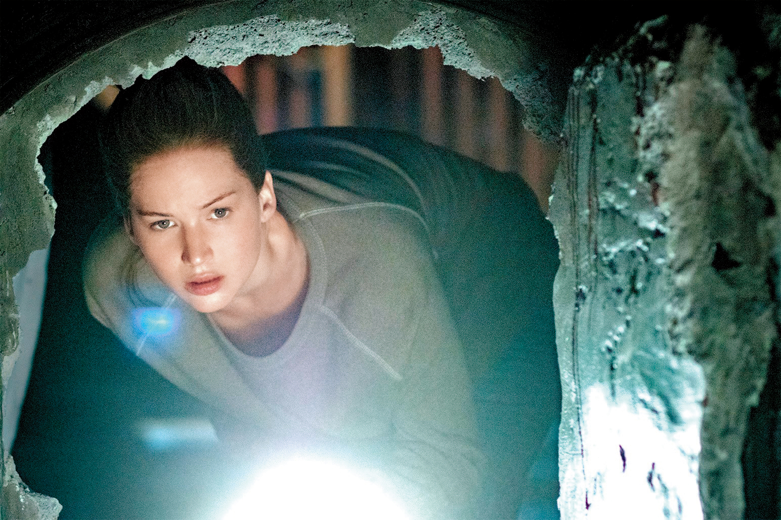 《母親！》雖有小珍妮佛、哈維爾巴登等巨星演出，但導演全然沉浸個人世界，怪異的劇情及手法使一般觀眾難以消化。（UIP提供）