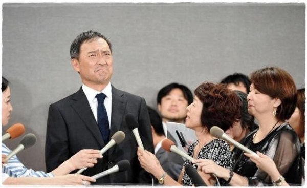 今年7月，渡邊謙閃電召開記者會，承認3月跟酒店女人爆出的不倫事實。