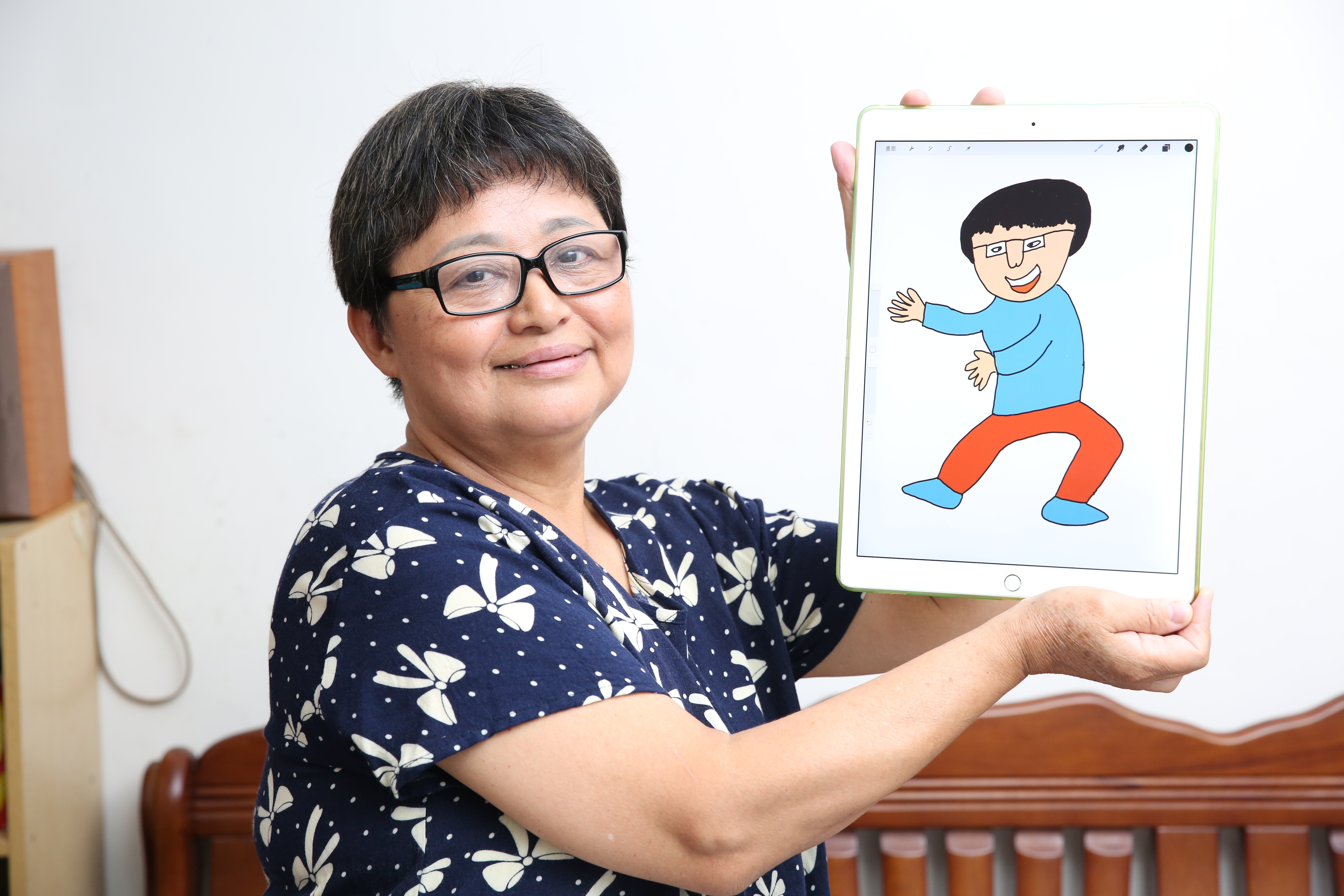 阿霞姐2年前開始在家塗鴉，結果畫出興趣，這是以自己為主角的畫作，風格比2年前成熟。