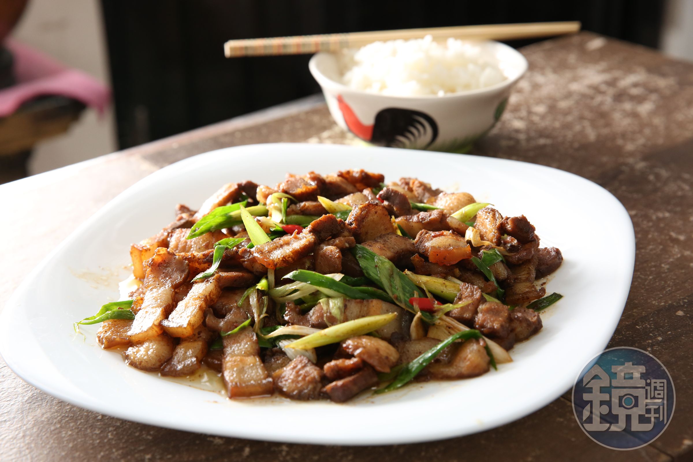 因為菜市場小販的一句話，阿霞不服輸，自己研究鹹豬肉的做法，現在已是她拿手菜。