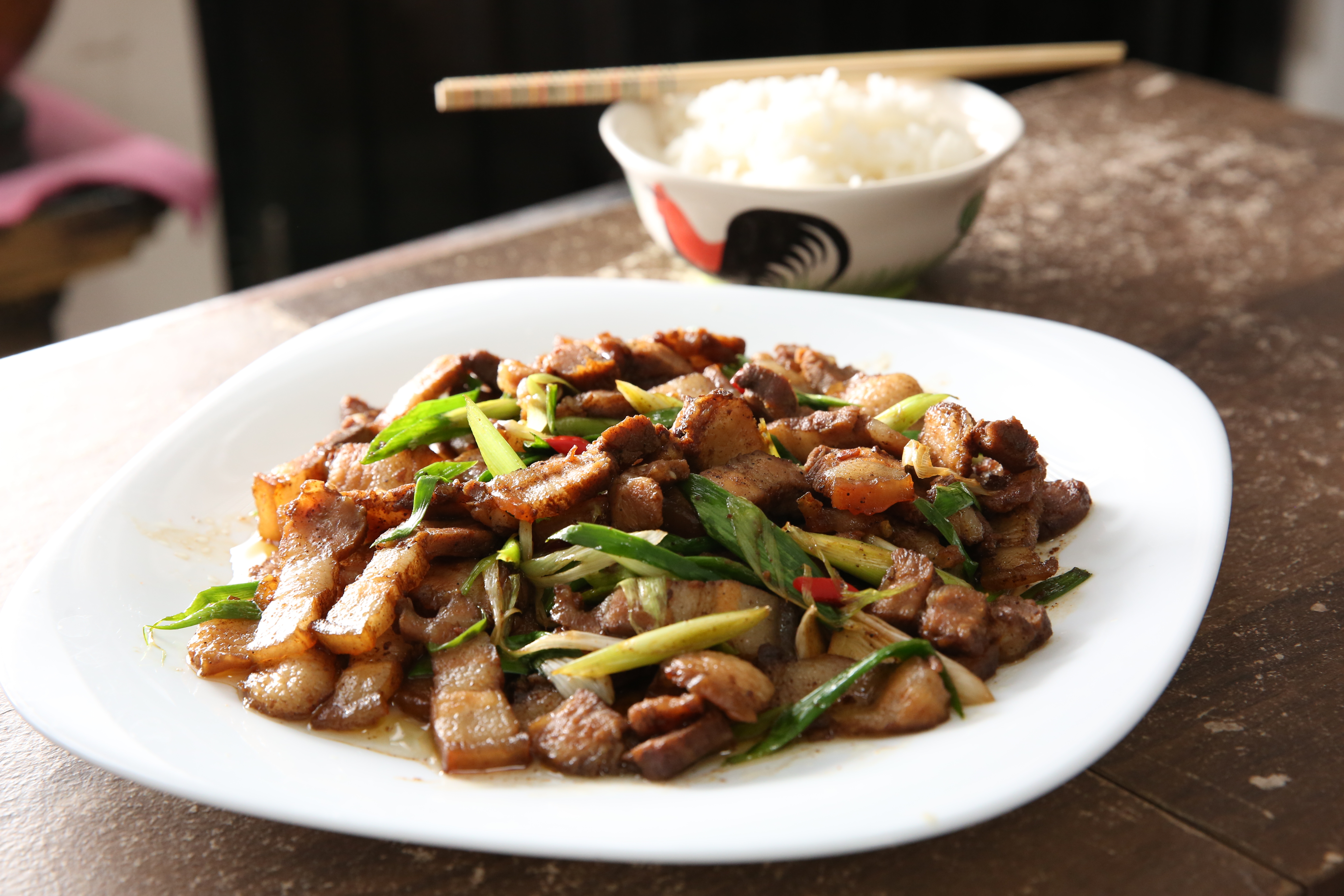 因為菜市場小販的一句話，阿霞不服輸，自己研究鹹豬肉的做法，現在已是她拿手菜。