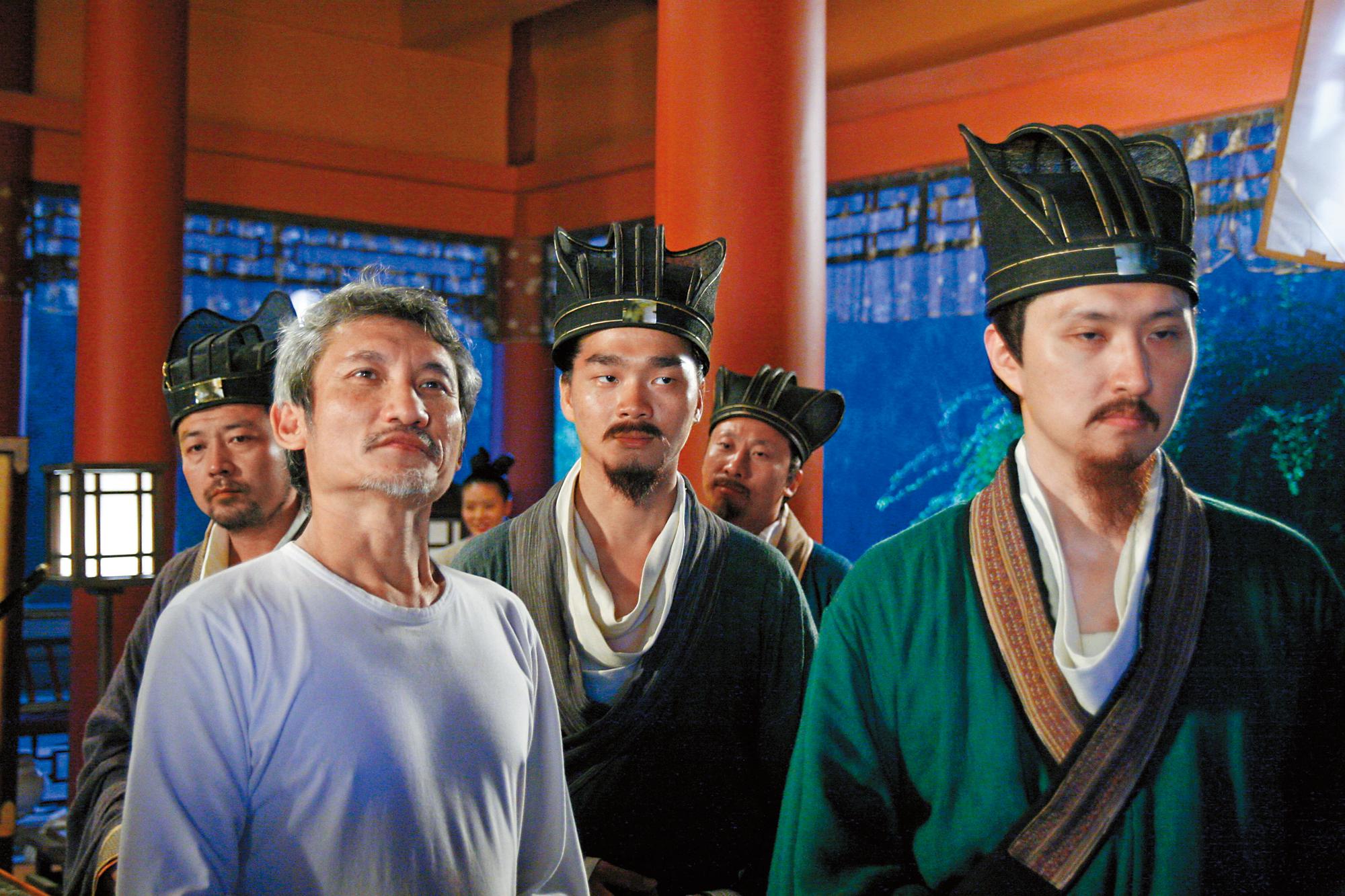 張家魯（右一）曾在徐克（前左）執導的《通天神探狄仁傑》中客串演出。（張家魯提供）