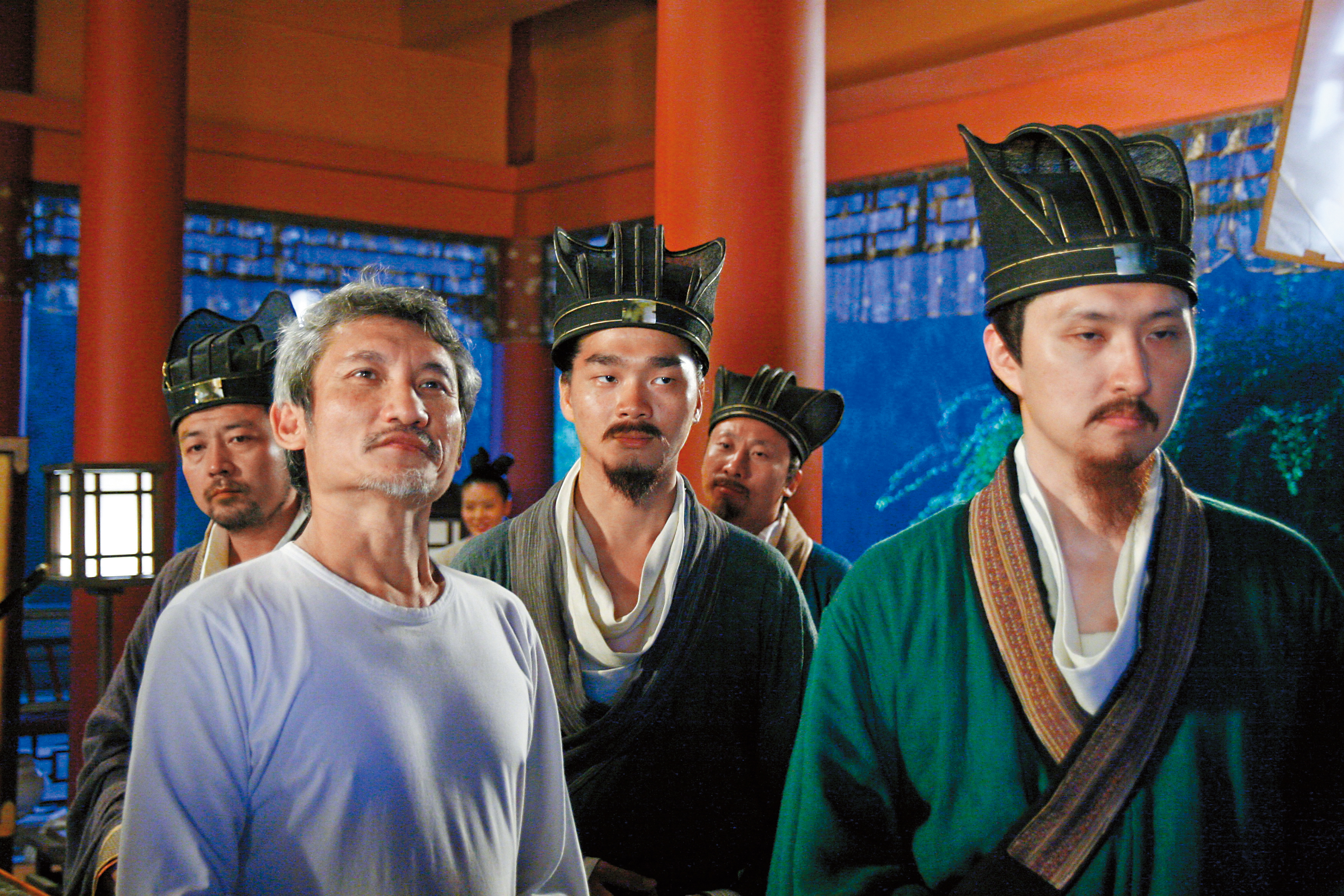 張家魯(右一)曾在徐克(前左)執導的《通天神探狄仁傑》中客串演出。(張家魯提供)