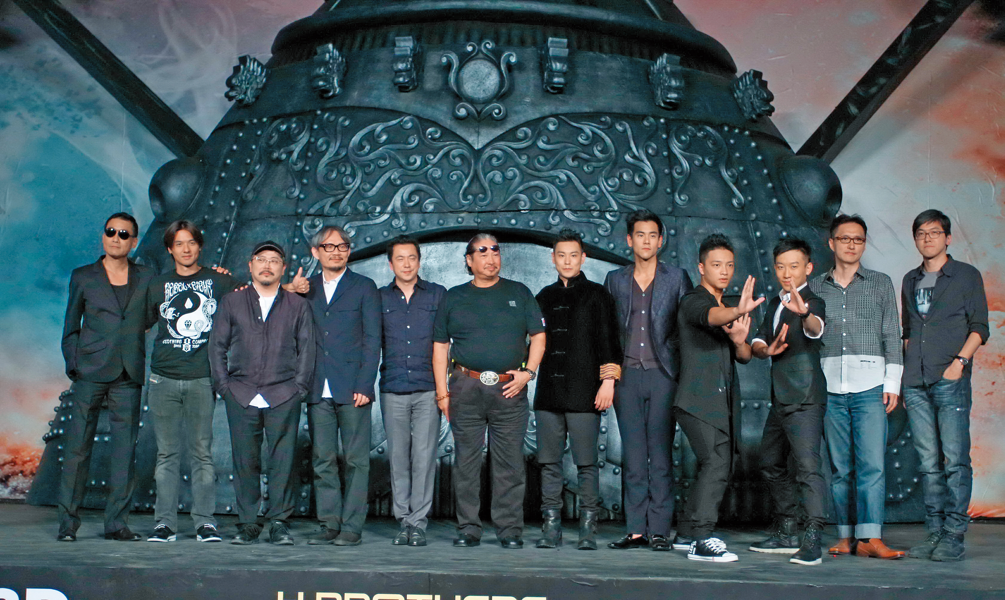 《太極1從零開始》發表會上，編劇張家魯（右二）與演員梁家輝（左起）、導演馮德倫、美術指導葉錦添、監製陳國富、出品人王中磊、動作指導洪金寶等共同出席。（東方IC）