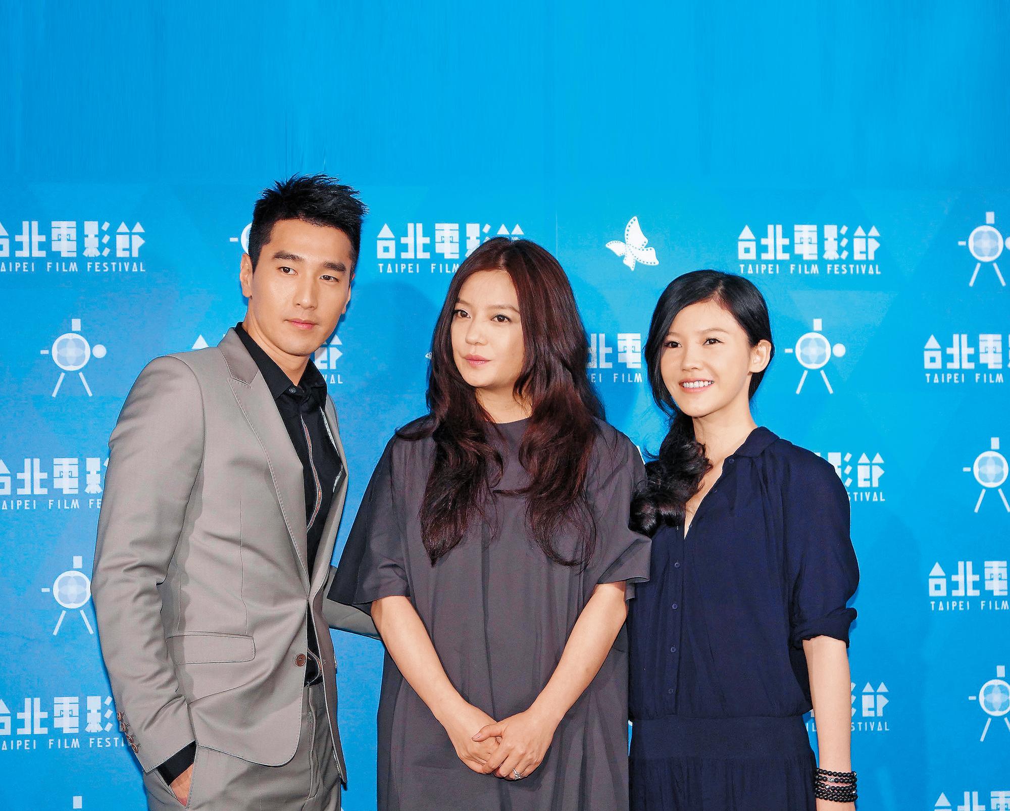 趙又廷（左）與楊子姍（右）主演、趙薇（中）執導的《致青春》是成功的IP改編青春校園片。（東方IC）