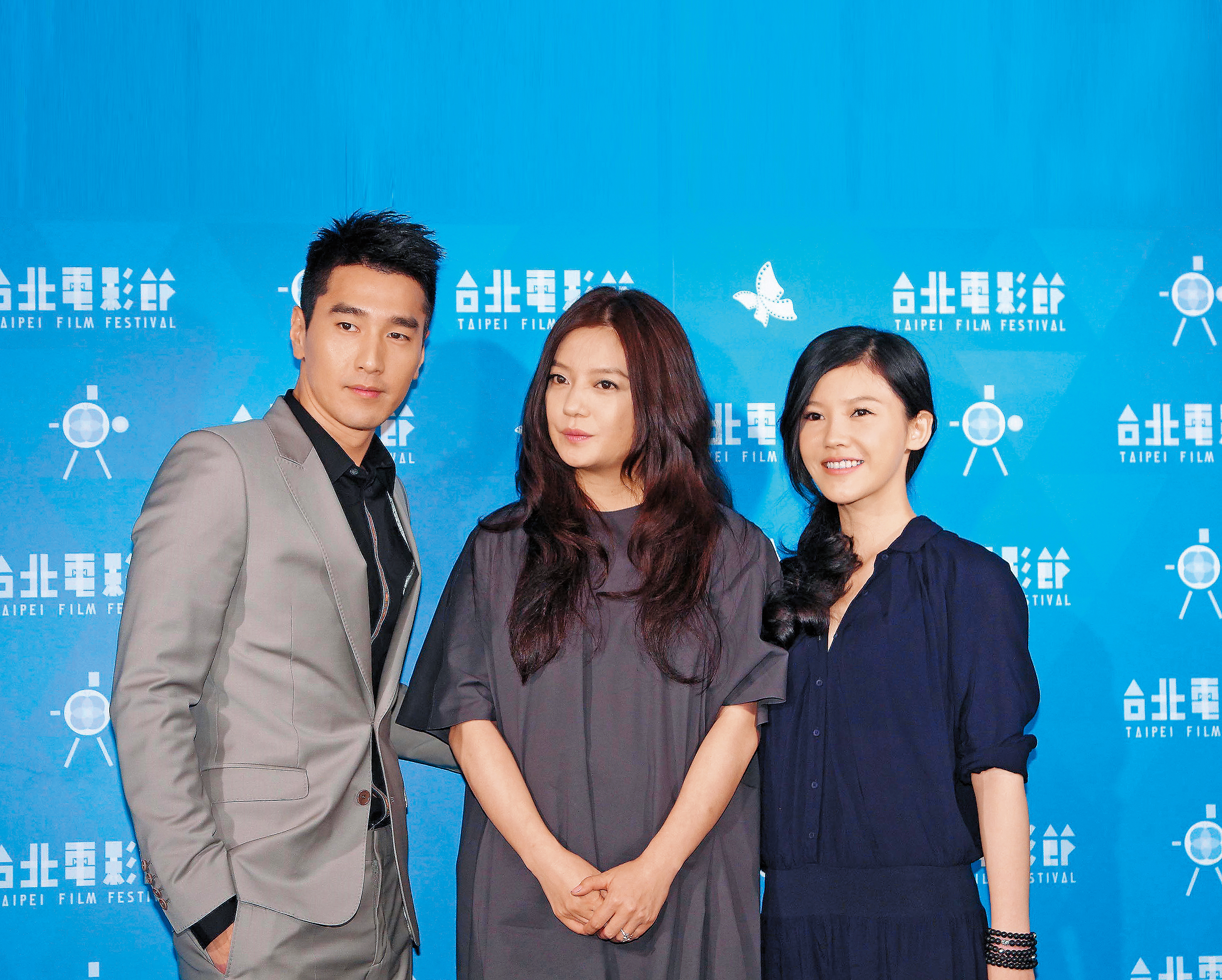 趙又廷(左)與楊子姍(右)主演、趙薇(中)執導的《致青春》是成功的IP改編青春校園片。(東方IC)