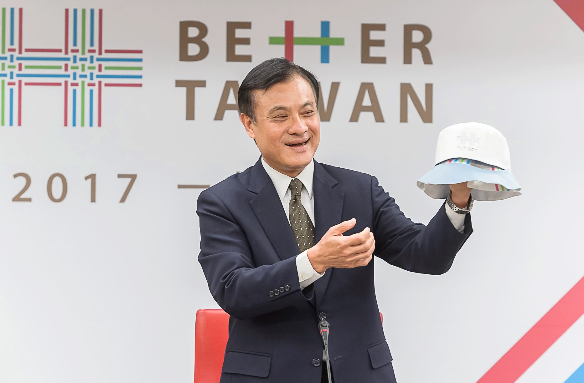 立法院長蘇嘉全在國慶記者會上示範變換國慶紀念帽樣式。(立法院提供)