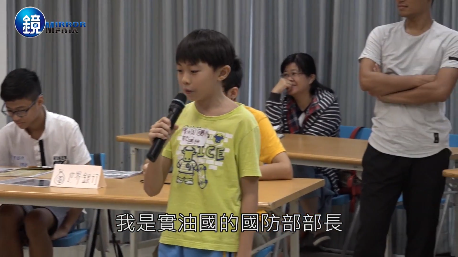 實油國的國防部長正在向各國發表宣言