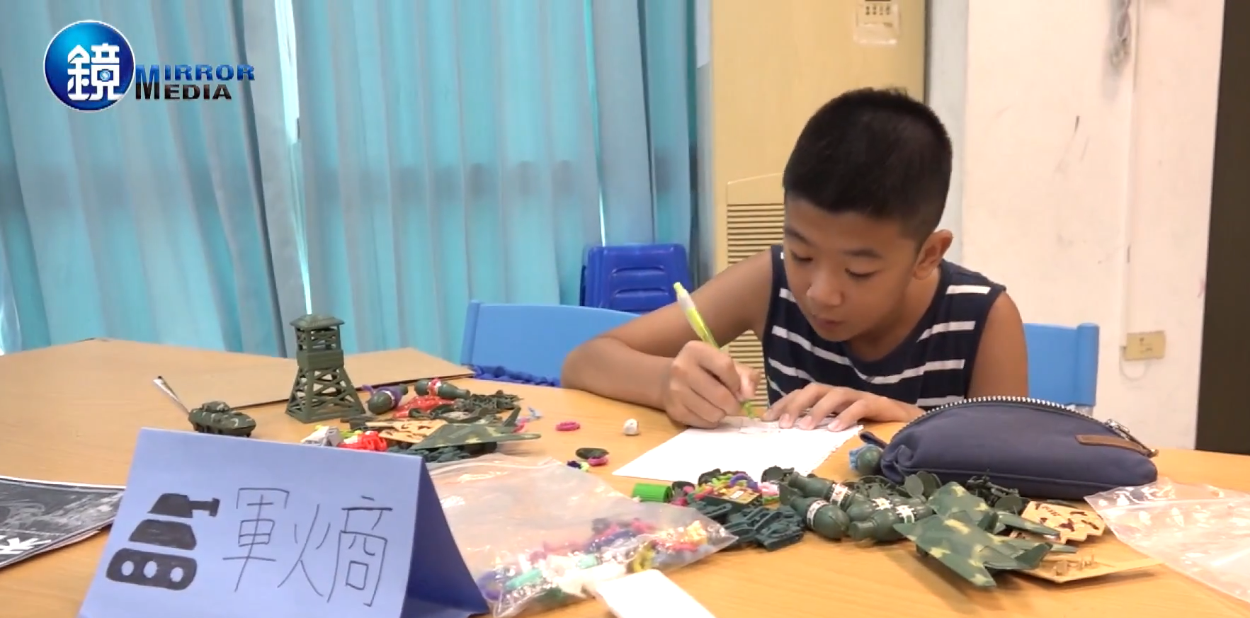 軍火商正在聚精會神地研究新武器