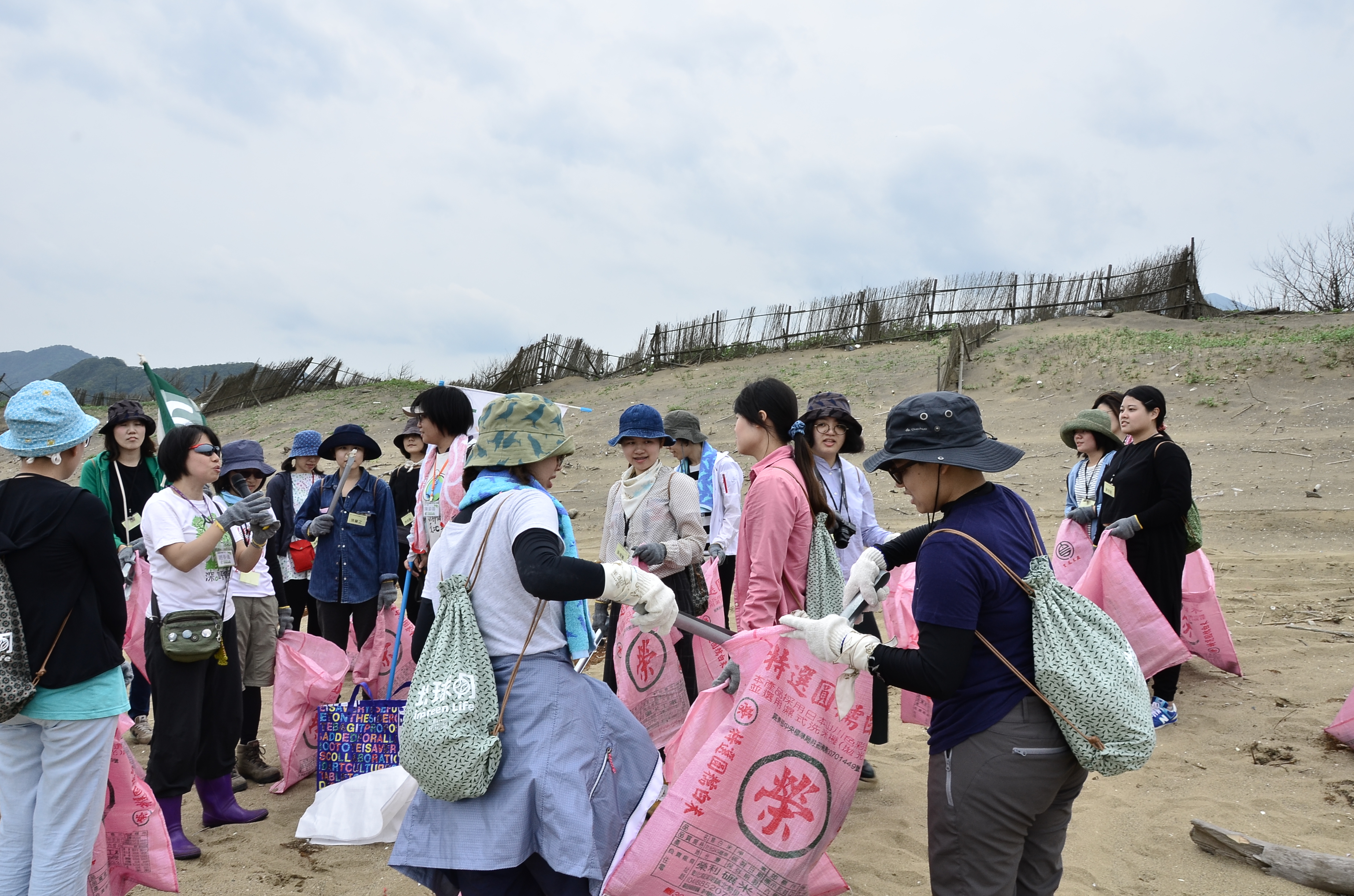印花樂擅長將生態融入設計創作，也在環保上努力盡力，圖為印花樂前往淨灘情景。（印花樂提供）