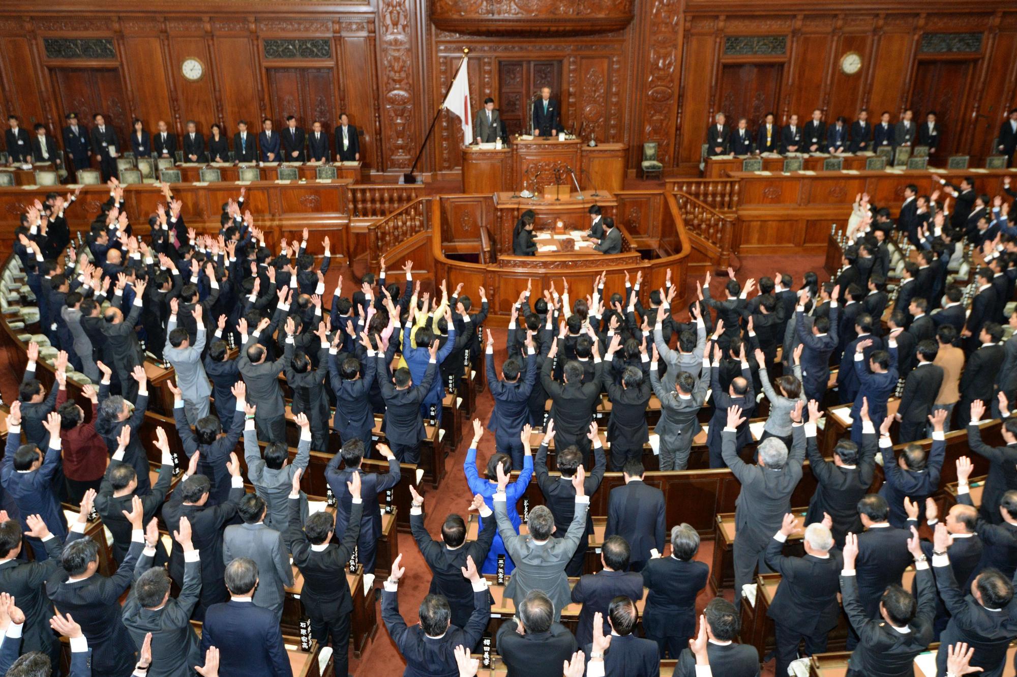 日本眾議院在全體會議上宣布解散，議員們一同舉起雙臂高呼「萬歲」的場面，是日本國會特有的文化。（東方IC）