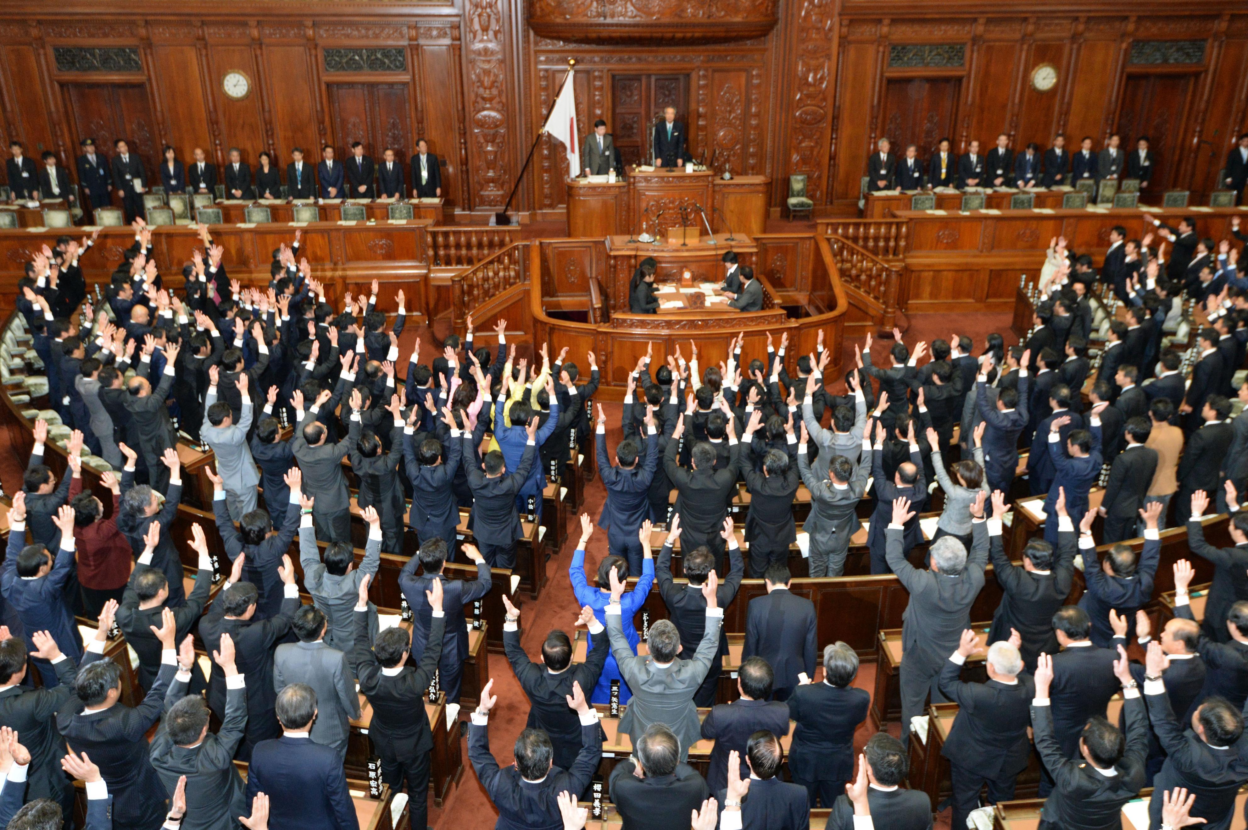 日本眾議院在全體會議上宣布解散，議員們一同舉起雙臂高呼「萬歲」的場面，是日本國會特有的文化。（東方IC）