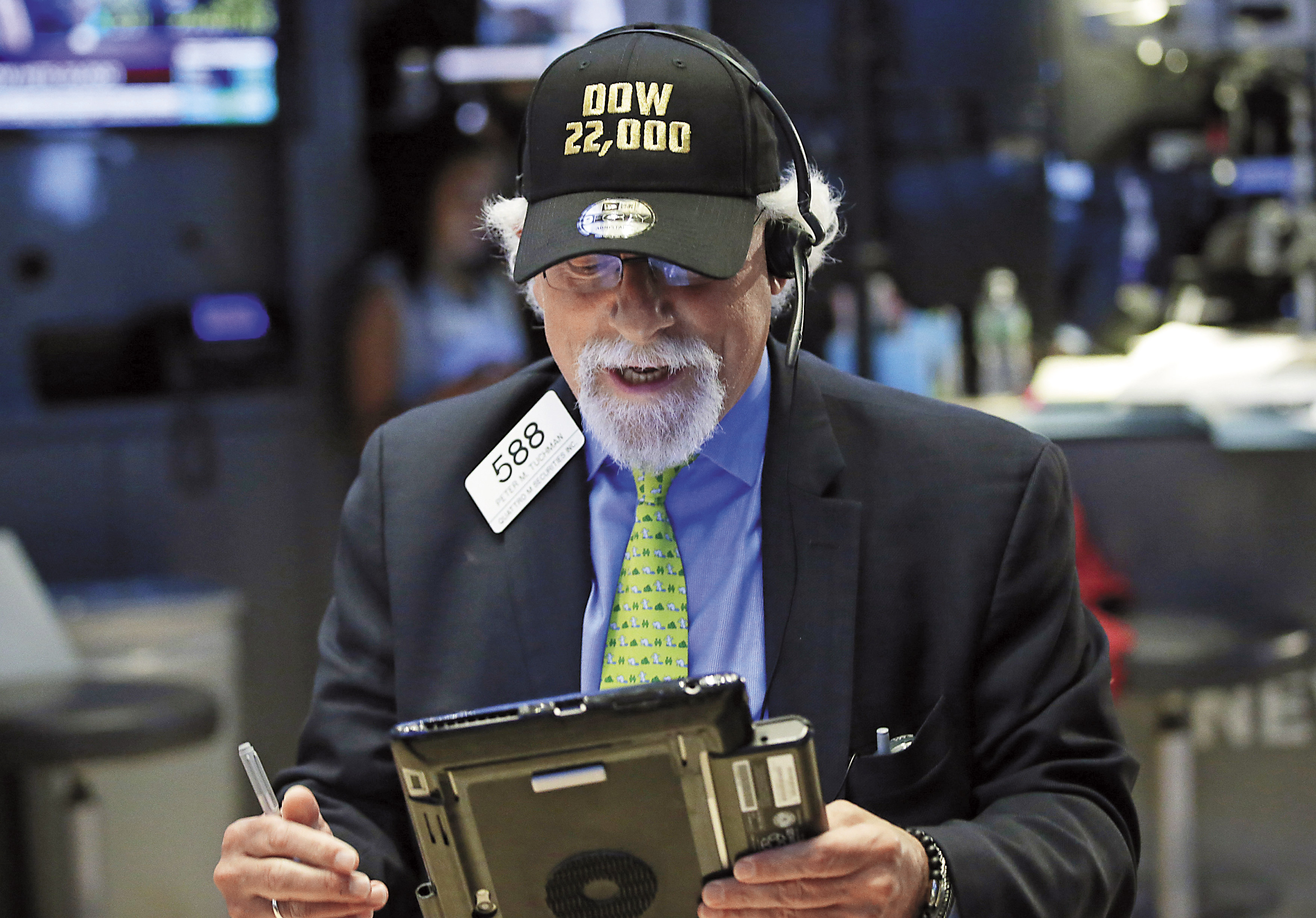 股神巴菲特說美國道瓊指數未來有望一路到1百萬點，他說，1917年道瓊指數只有81點，就知道1百萬點並非不可能。（東方IC）