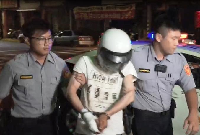 台北市萬華德昌街民宅三樓發生精障男持刀砍父事件。（警方提供）