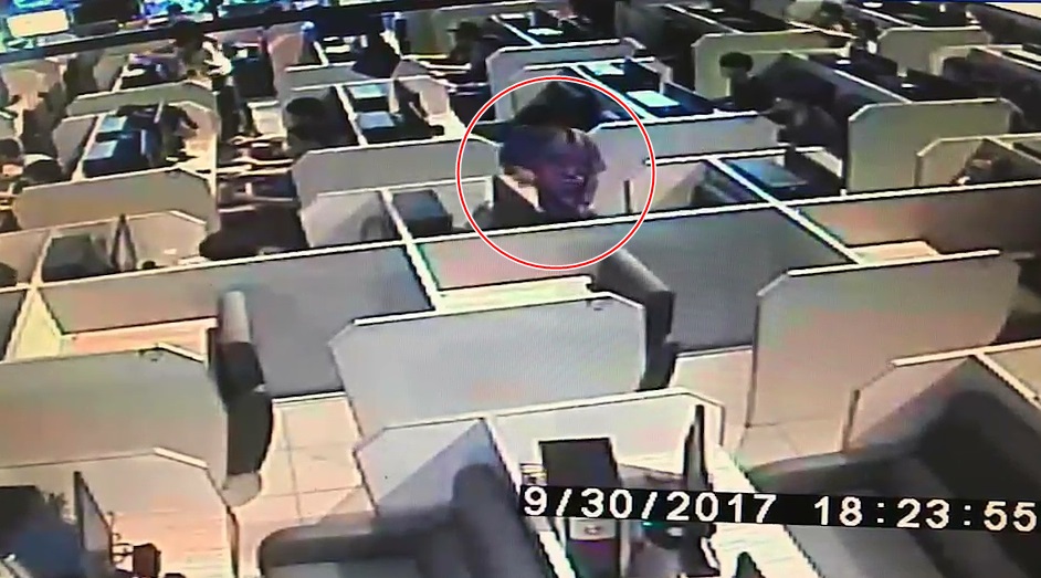 警方調閱監視器,證實丁男(紅圈處)走進網咖消費時還沒有異狀。(警方提供)