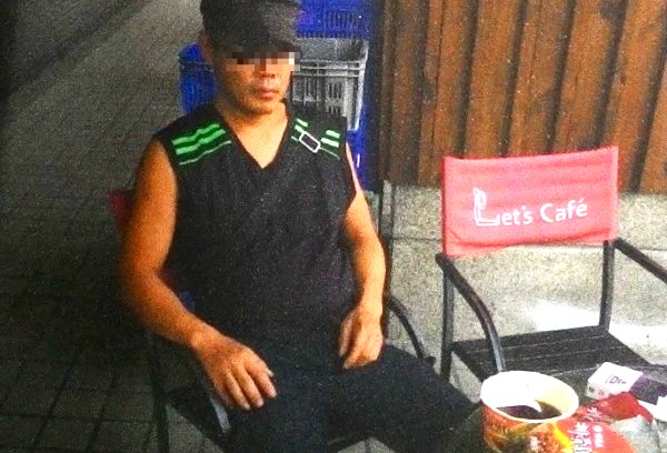 竊嫌在超商偷了耳機，還在門外吃泡麵。（警方提供）