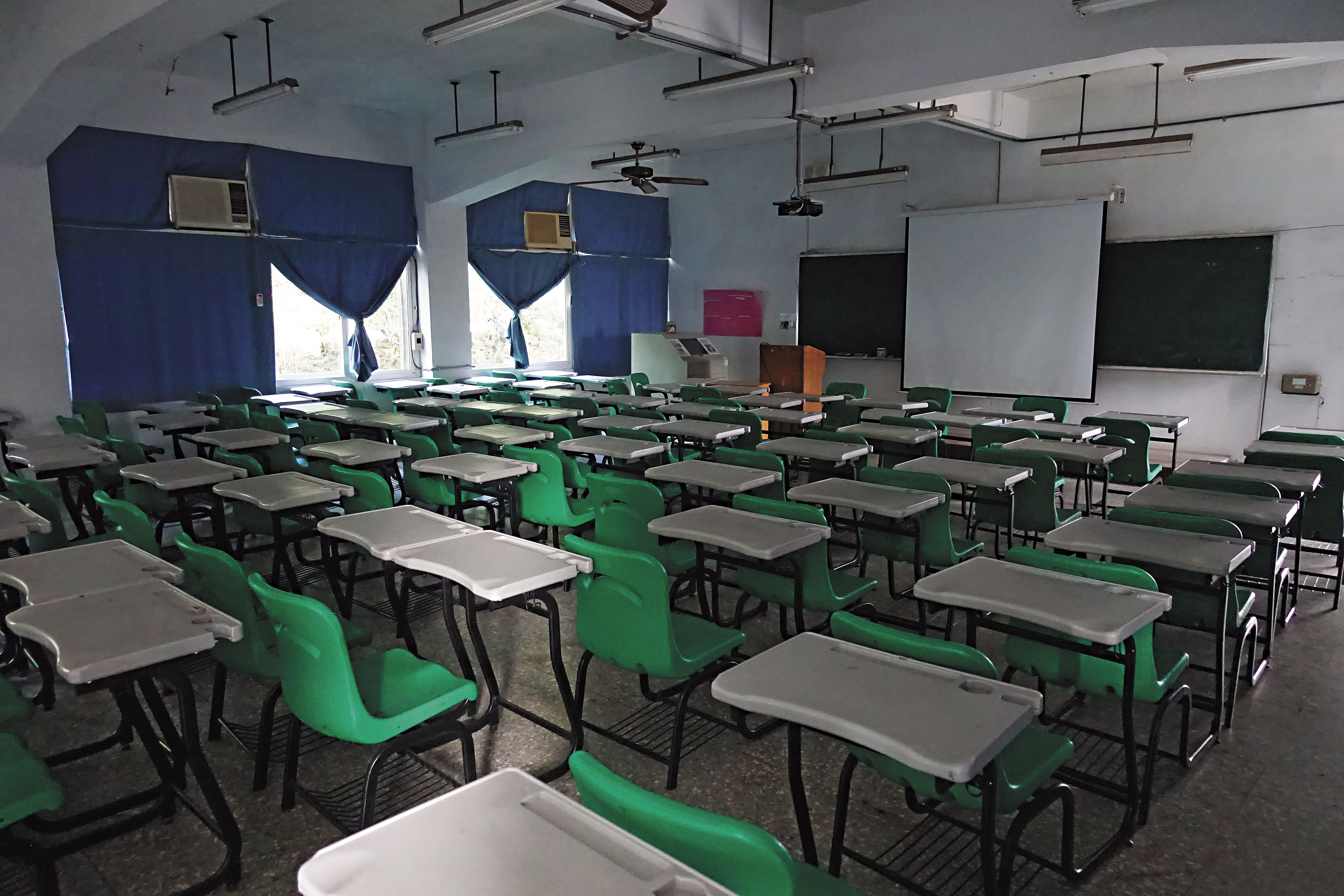 曾經學生人數高達1萬2千人的亞太技術學院，如今多數教室空無一人。