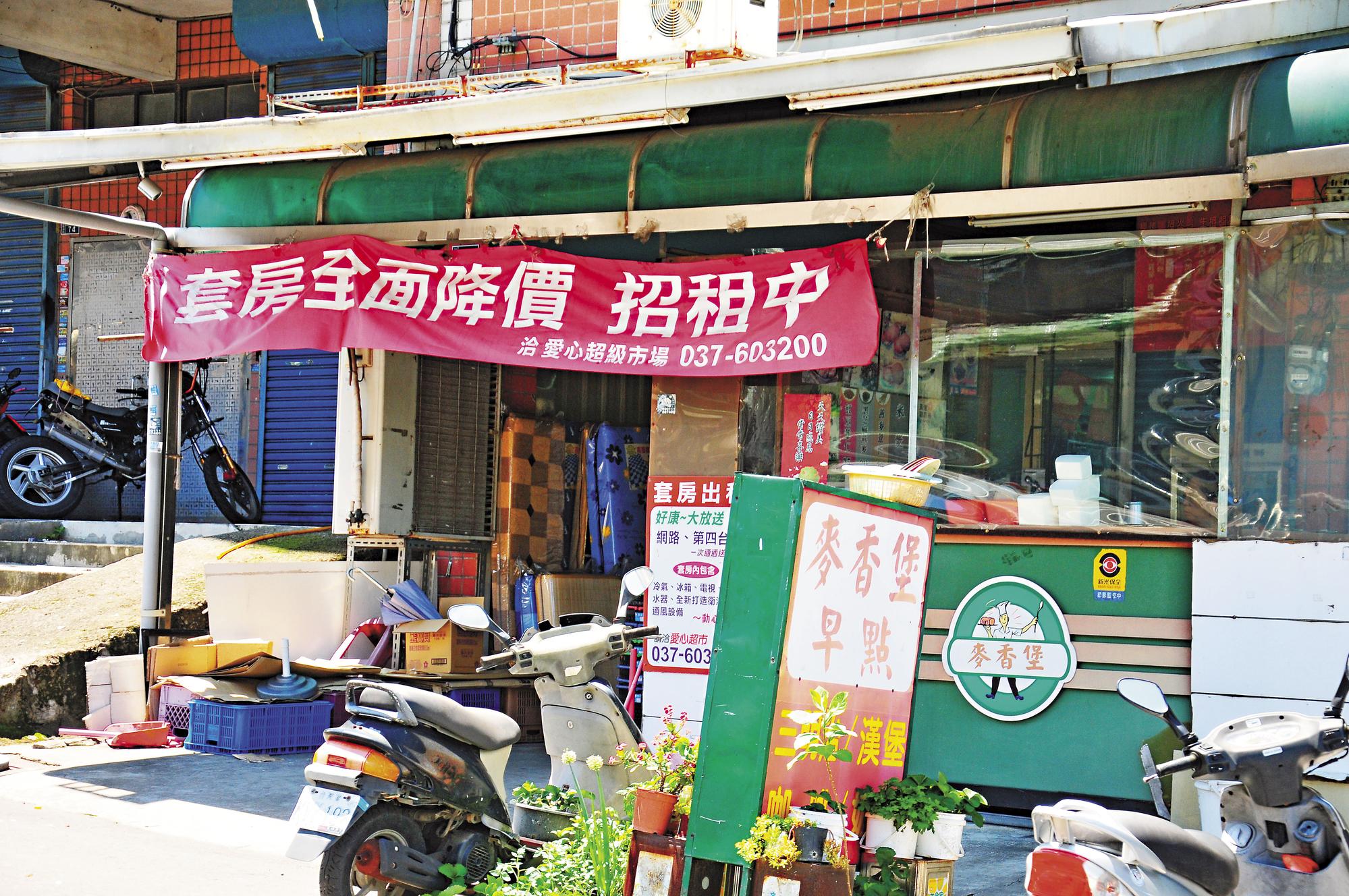 學生人數大幅銳減,附近出租套房、小吃店門可羅雀,生意大受影響。