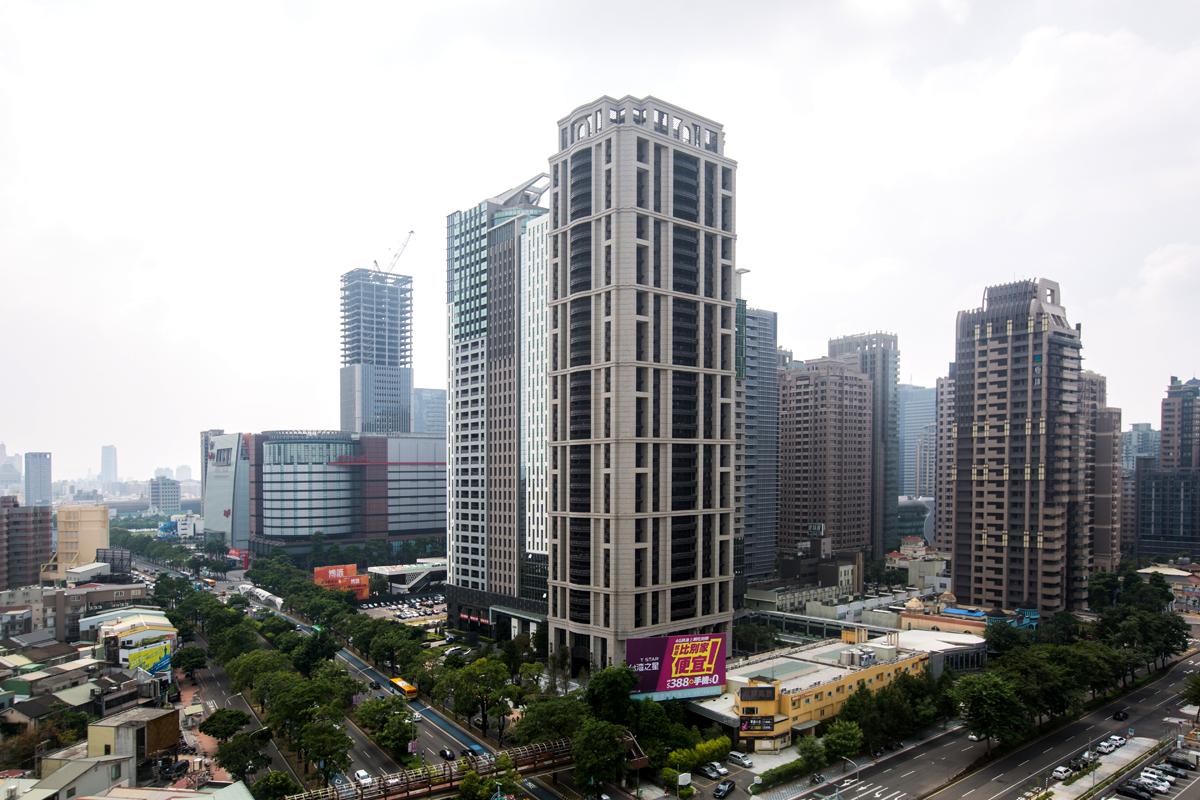 地產三巨頭攜手推出台中帝寶，要複製台北宏盛帝寶DNA，卻因房市反轉利益喬不攏，糾紛鬧上檯面交付仲裁。