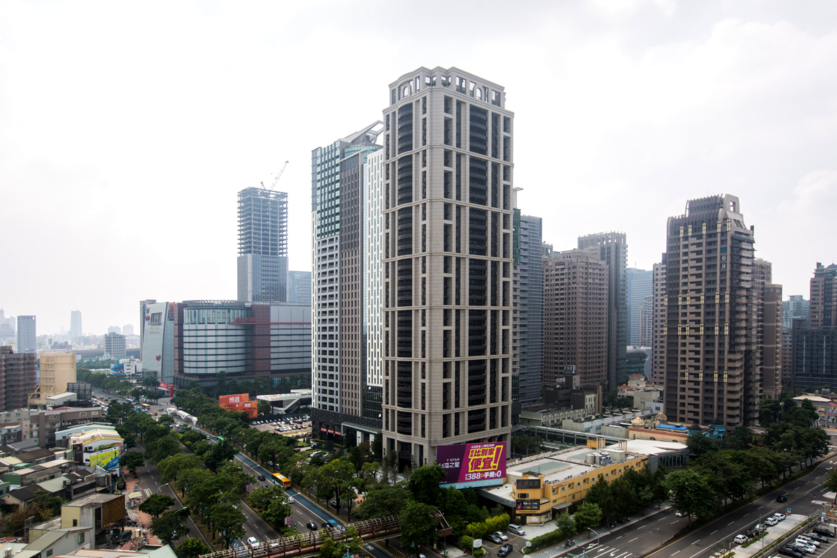 地產三巨頭攜手推出台中帝寶，要複製台北宏盛帝寶DNA，卻因房市反轉利益喬不攏，糾紛鬧上檯面交付仲裁。