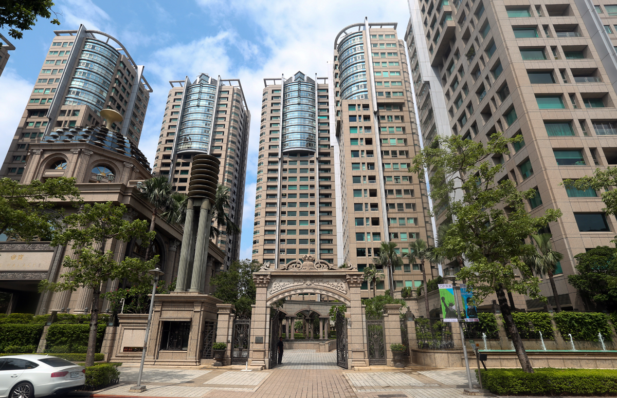 台中帝寶每坪最低只要3字頭，和台北帝寶天差地遠，也讓台北人感嘆房價的北中落差。