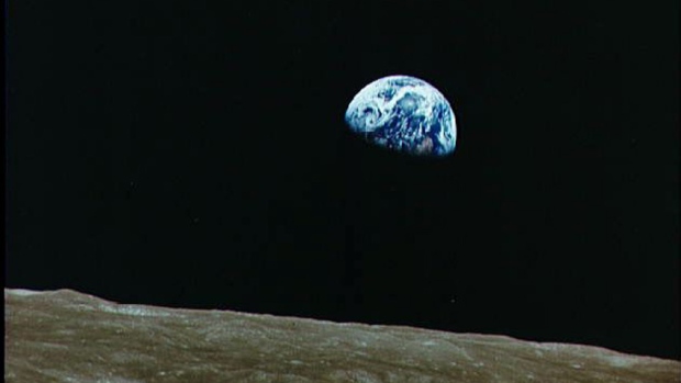 從月球表面所拍攝的地球景象。(NASA)