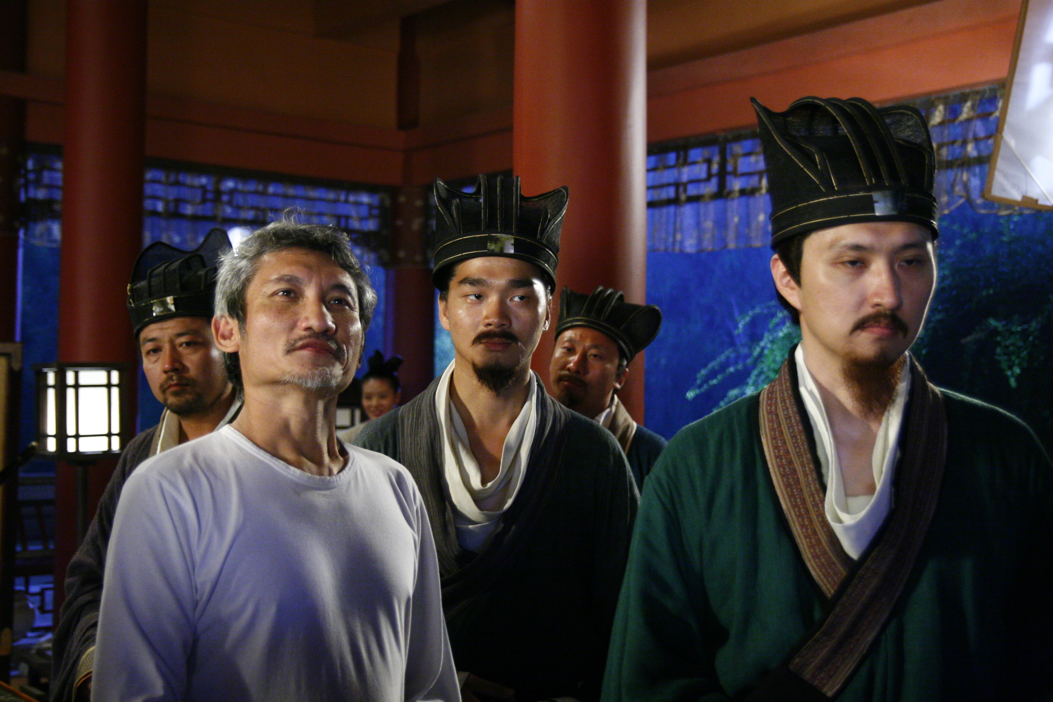 編劇張家魯（右）曾在徐克（左）執導的《通天神探狄仁傑》中客串。 （張家魯提供）