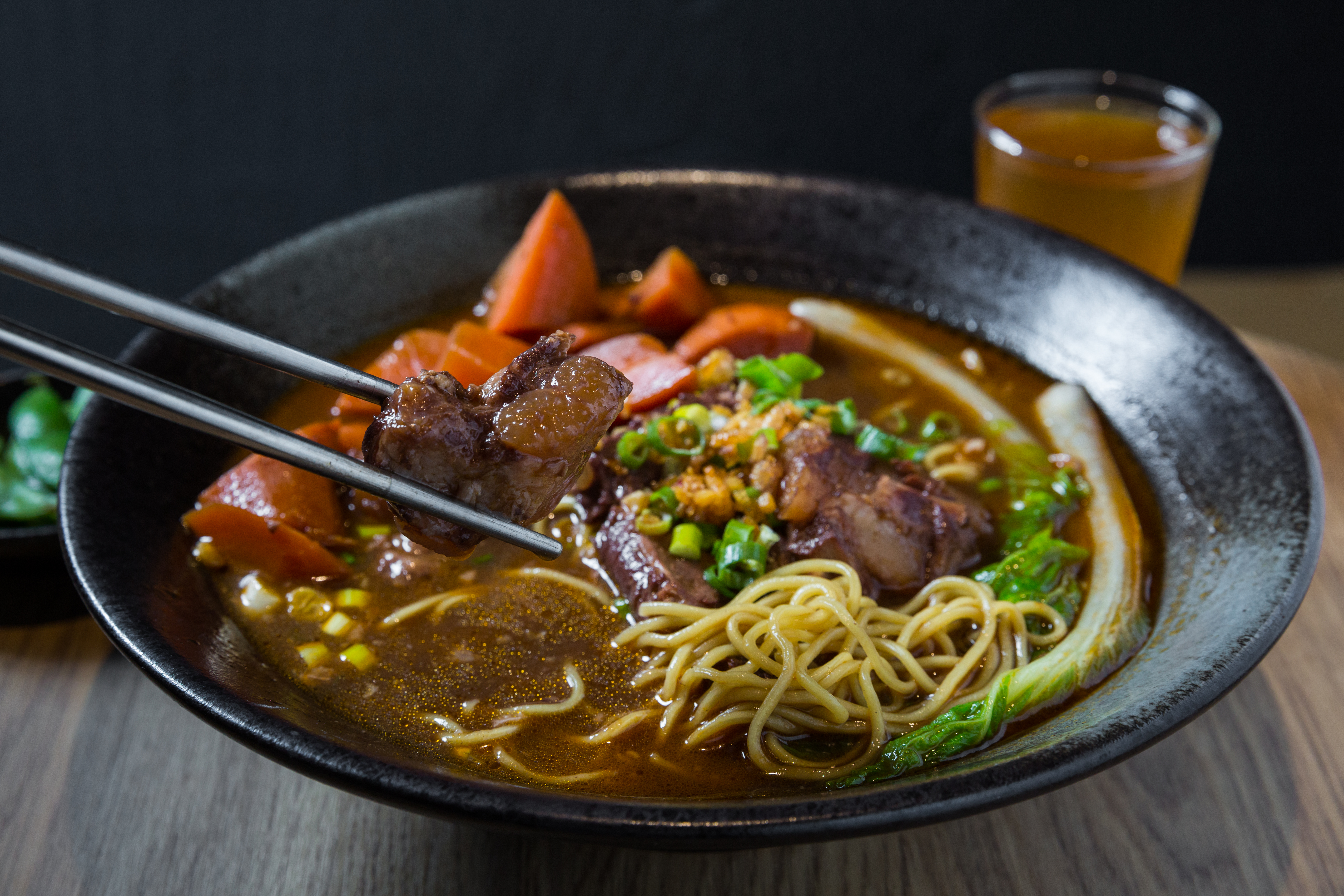 「紅酒燉軟骨拉麵」完全不加糖，湯頭甘甜，豬軟骨燉得透嫩。（210元／套餐）