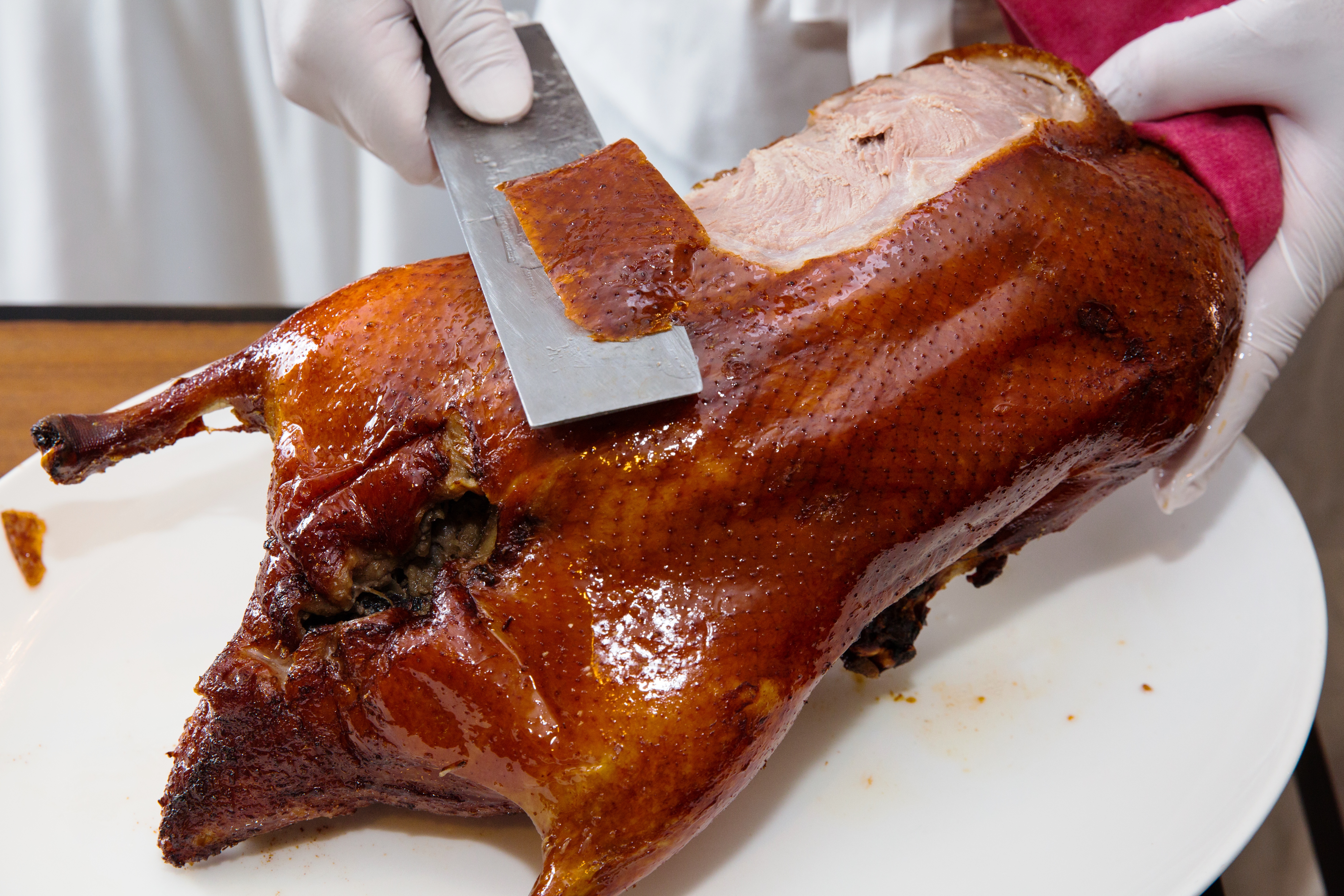 「九華樓」烤鴨採廣式作法，會先把香料塞肚去腥再烤，皮脆油亮。