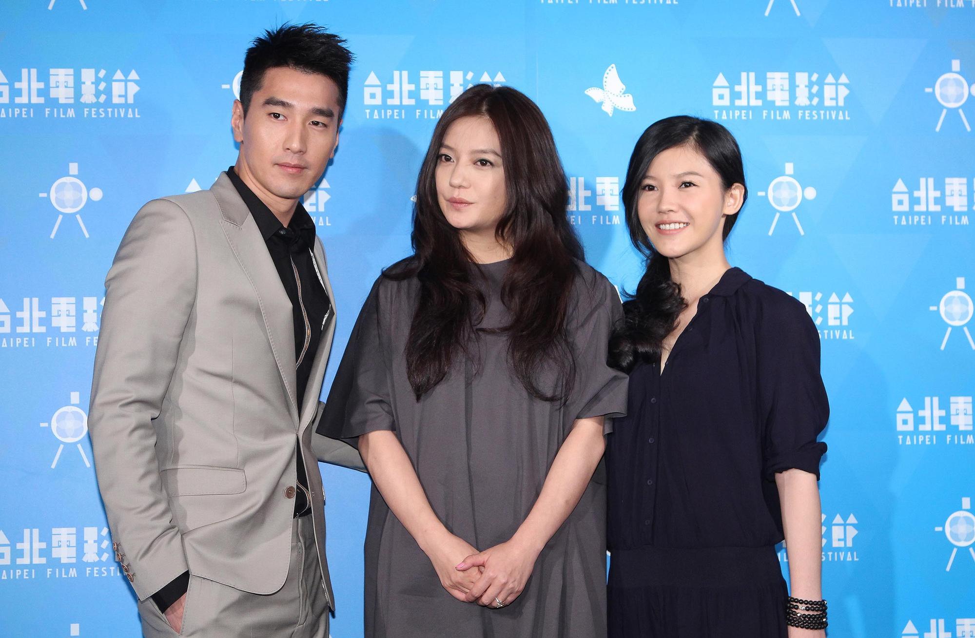 趙又廷（左）與楊子珊主演、趙薇（中）執導的《致青春》是成功的IP改編青春校園片。（東方IC）