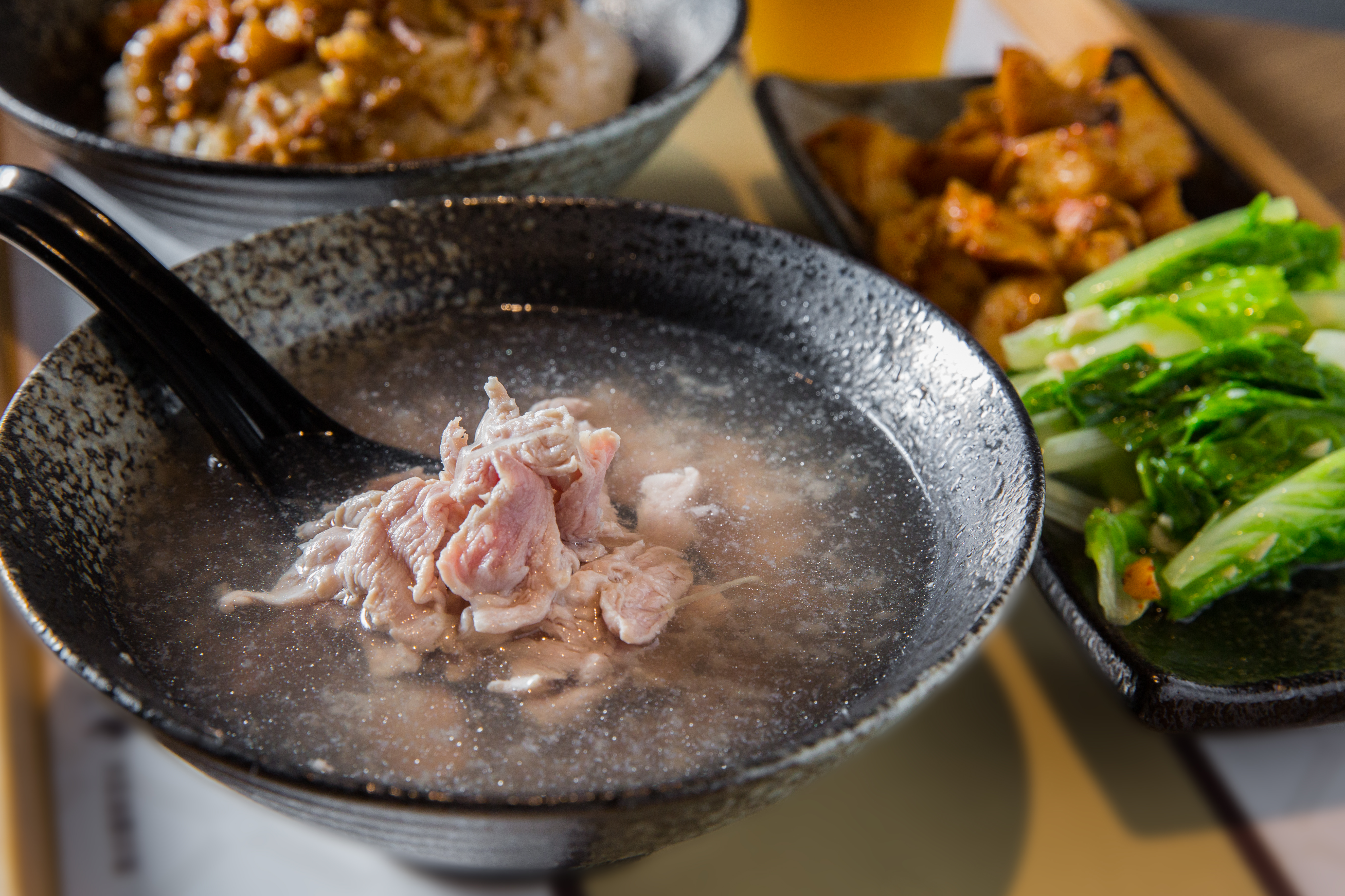 將小里肌切成薄片鋪陳在碗裡，再放上幾根薑絲，用100度的高湯咻的沖下去，就是一碗鮮甜美味的小里肌豬肉湯。