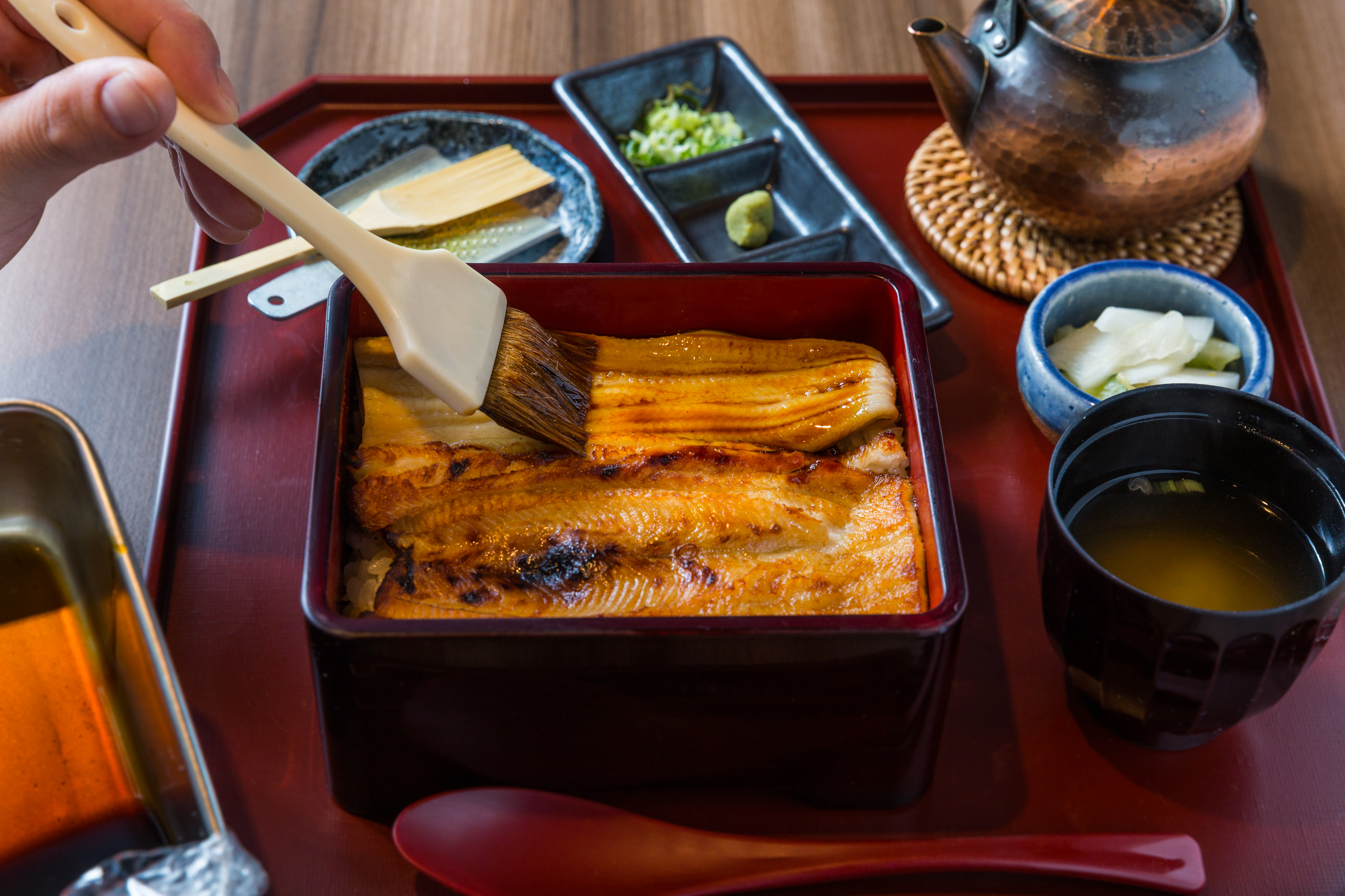 「箱盒膳」可選「滷煮」（上）「香燒」（下）2種口味，盛盒後再刷上特調醬汁。（780元／中盒、套餐）