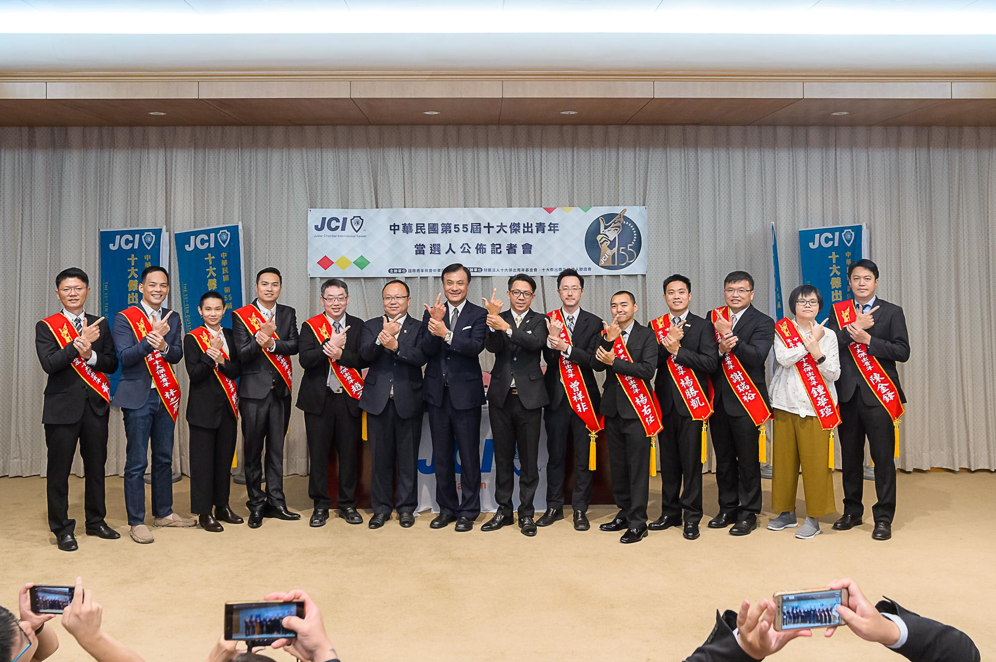 立法院長蘇嘉全（中）與今年度十大傑出青年當選人合照，但陳金鋒是委由友人（右1）出席記者會。（立法院提供）