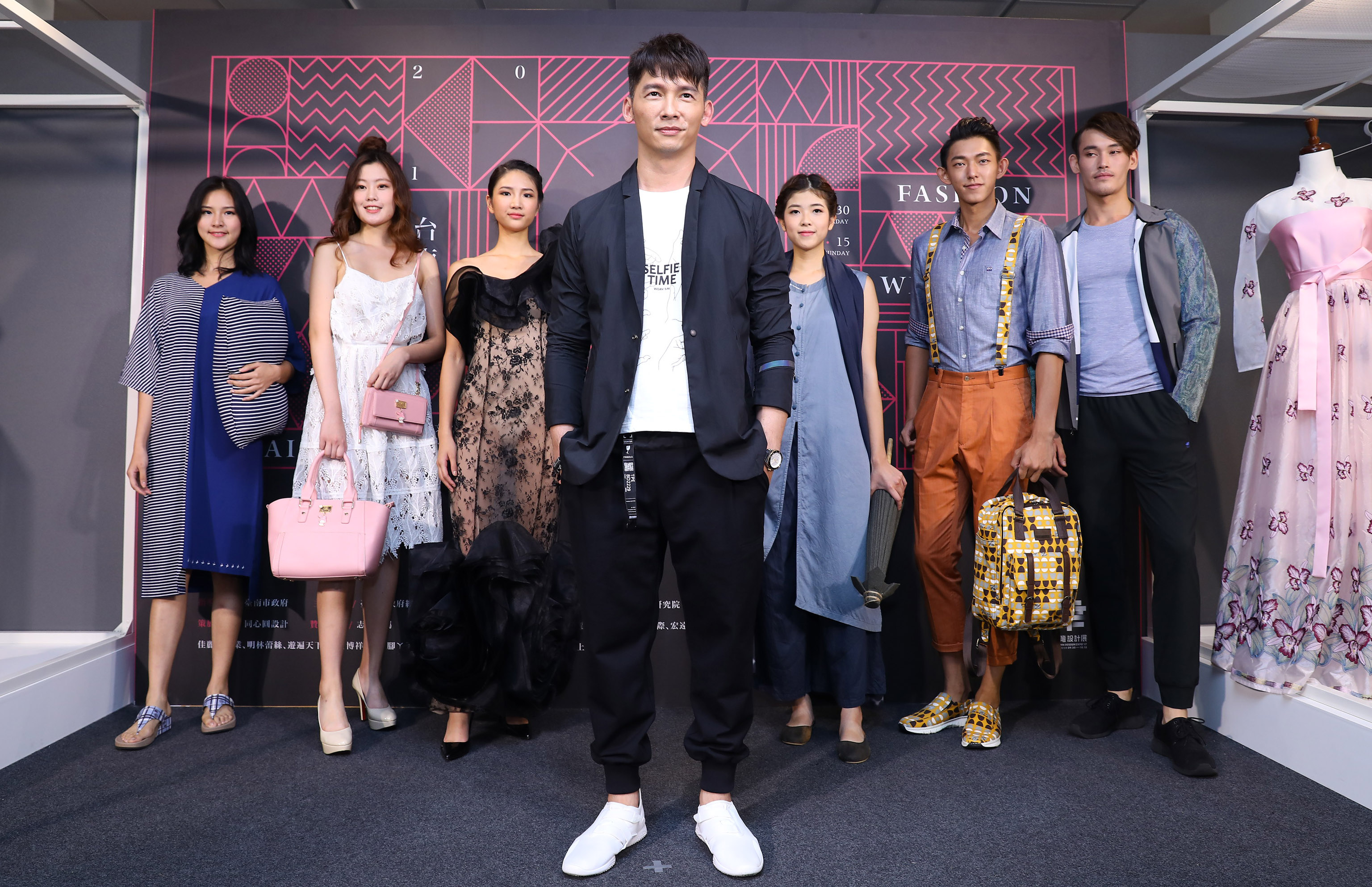 溫昇豪率領眾多模特兒一起介紹台南原創時裝週活動。（左起）萬學安、何欣庭、陳詠琳、溫昇豪、徐慧安、楊秉燊、呂西萌。（伊林提供）