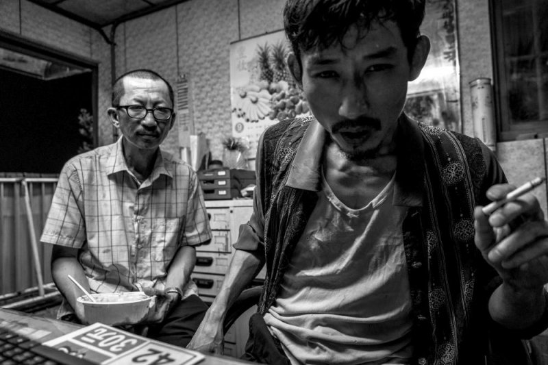 片中莊益增（左）演個落魄警衛，陳竹昇（右）演資源回收者。（甲上提供）