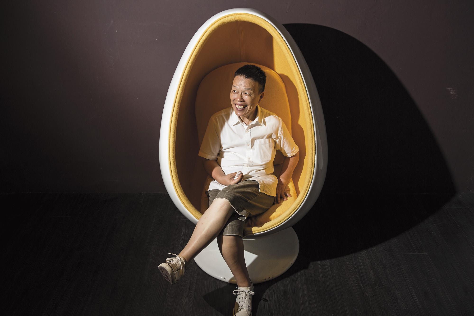王小棣有感台灣製作環境低落,戲劇類型扁平,演員青黃不接,和蔡明亮、陳玉勳等8位導演成立植劇場,無非母雞帶小鴨,為台灣演藝圈延續一點血脈。