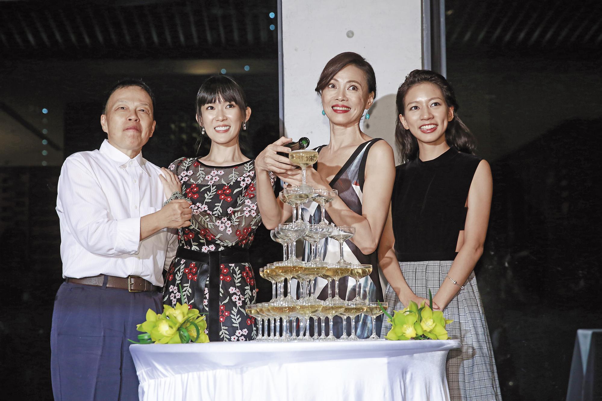 王小棣(左起)在植劇場慶功派對,與最佳女配角孫可芳、最佳女主角柯淑勤、最佳新人陳妤合影。