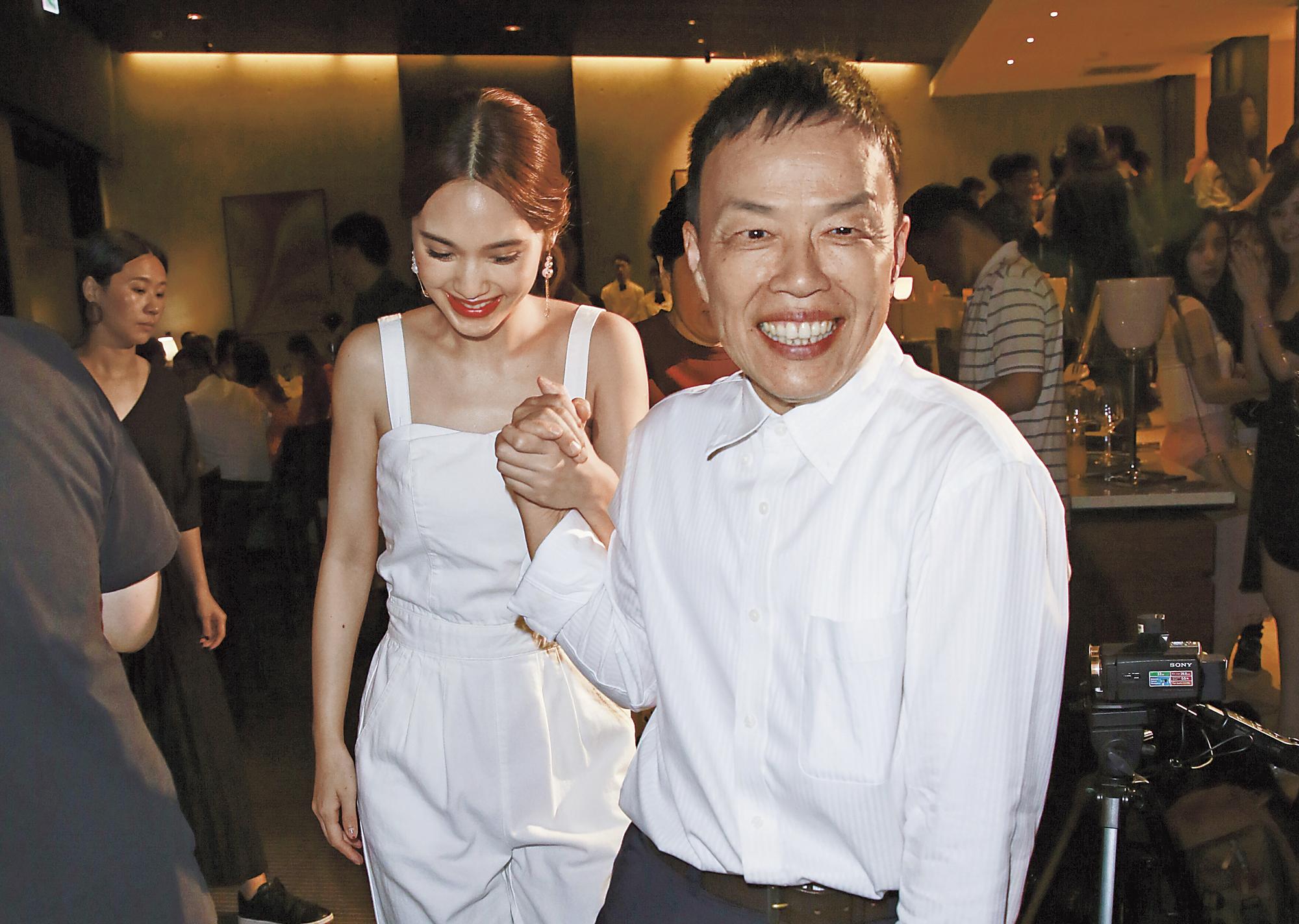 王小棣(前)與楊丞琳(後)在《荼靡》首度合作,他誇楊丞琳演技精湛,少有NG。