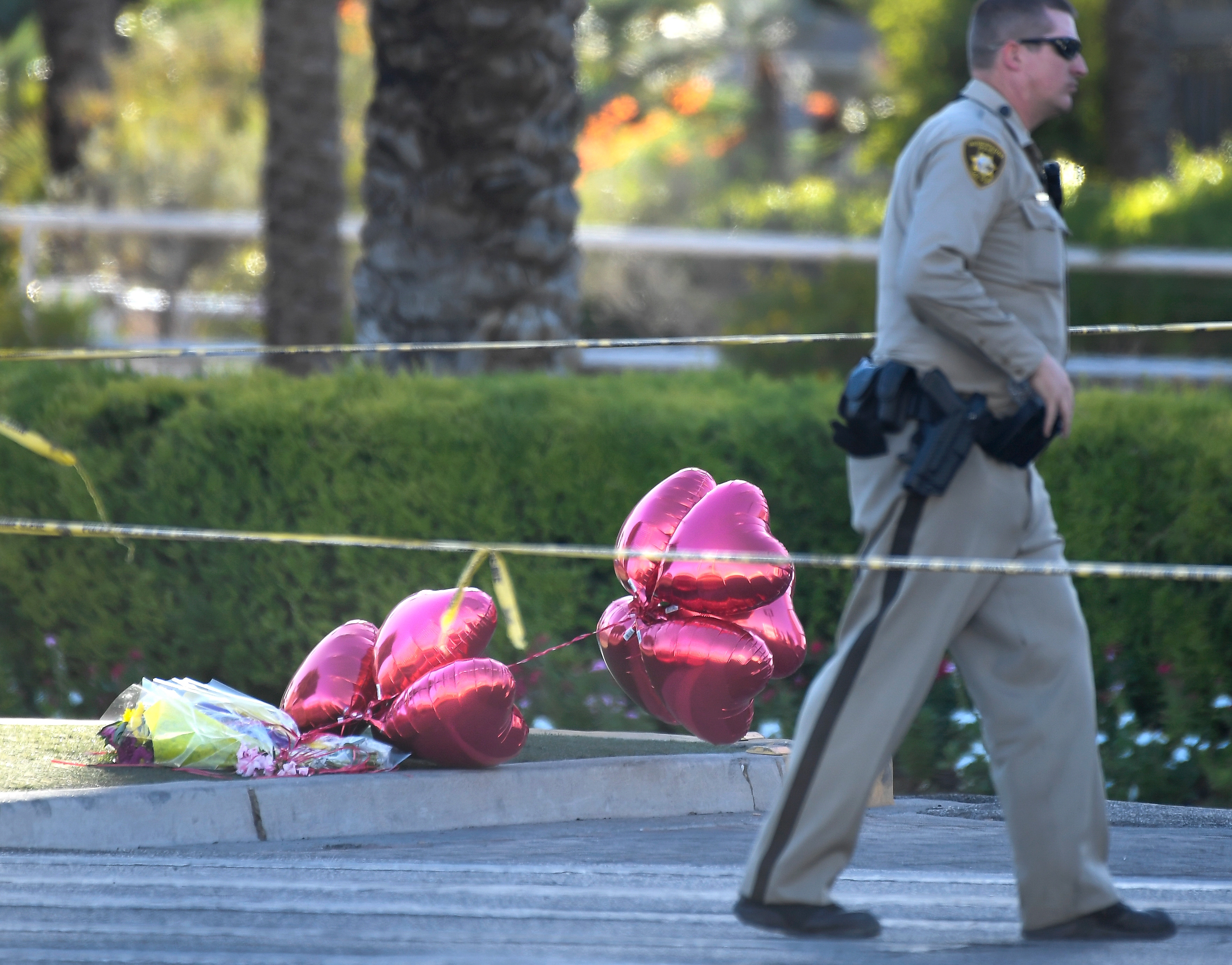 拉斯維加斯慘劇現場，民眾以氣球、花束向受難者致哀。