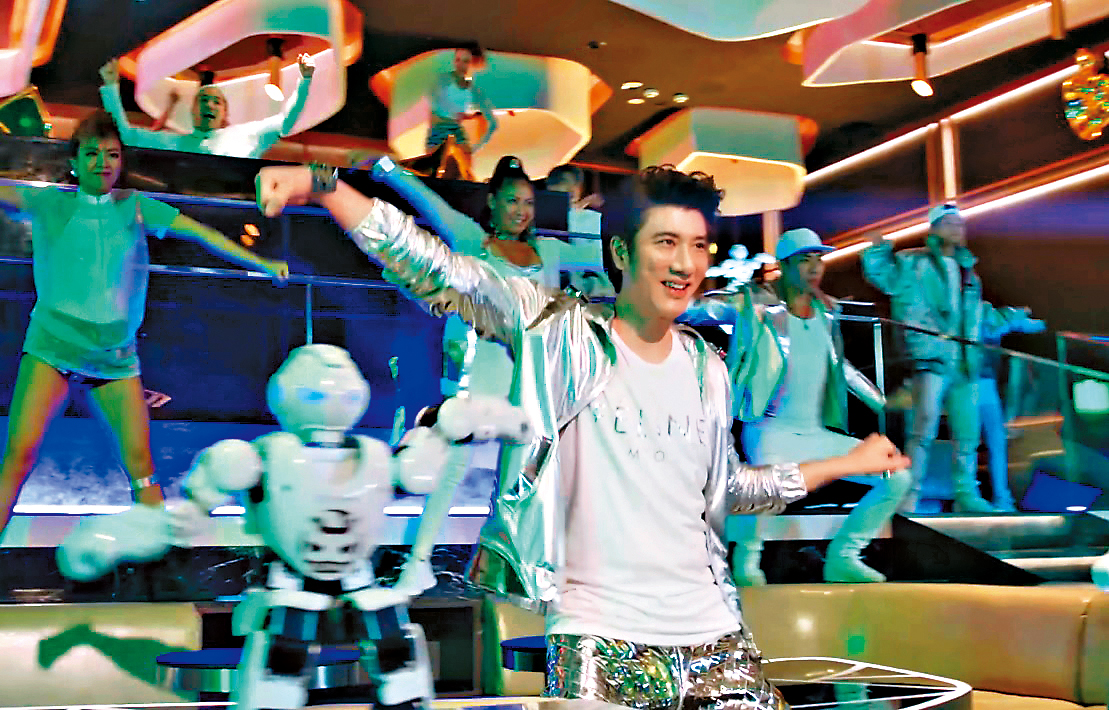 王力宏率領機器人及舞者熱舞，但肢體太過陽春，遭酸是大媽復健。（翻攝自YouTube）