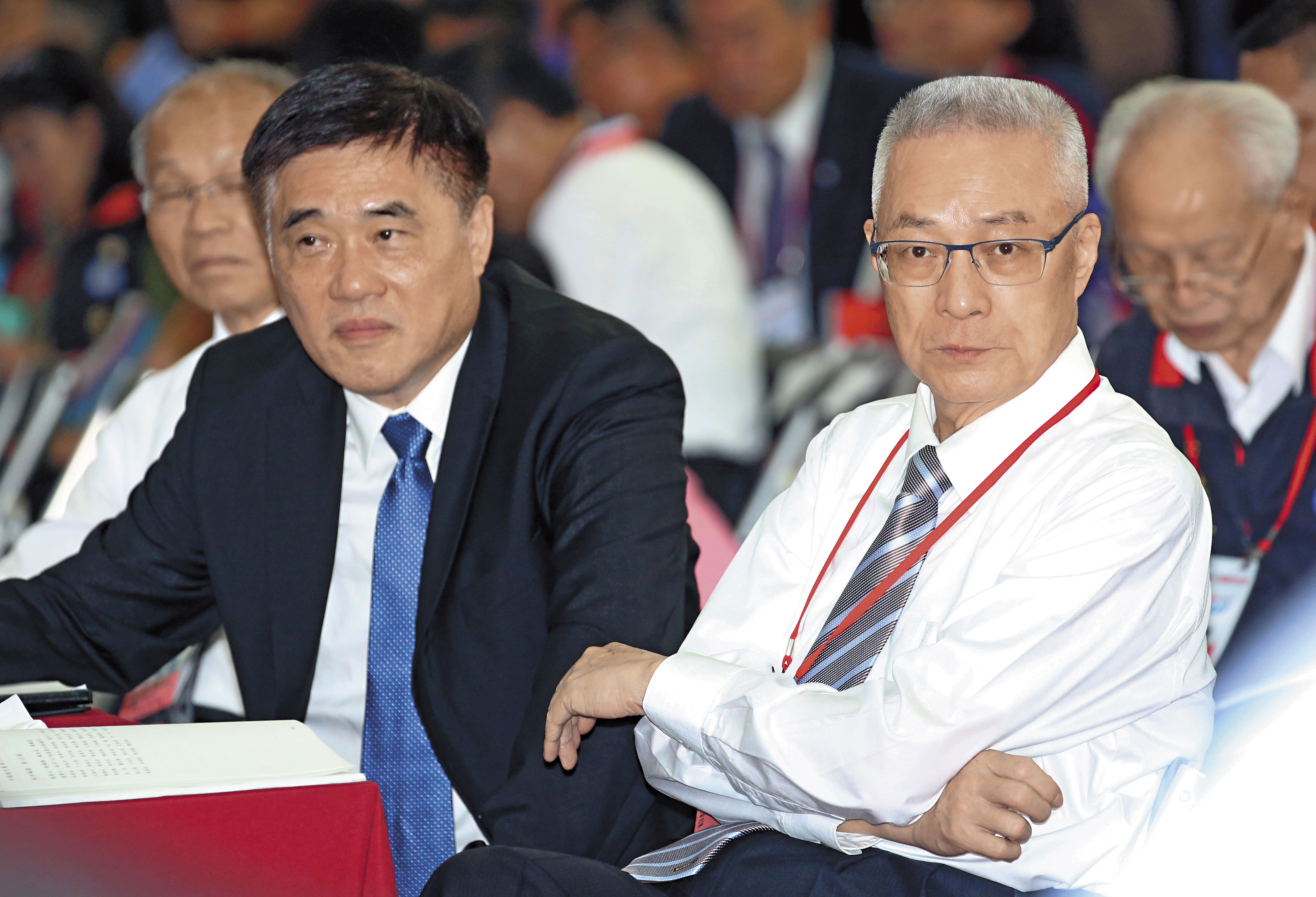 國民黨主席吳敦義（右）上任後被大陸刻意冷落，卻看到副主席郝龍斌（左）頻赴大陸訪問，非常光火，這也引爆2人關係緊張。