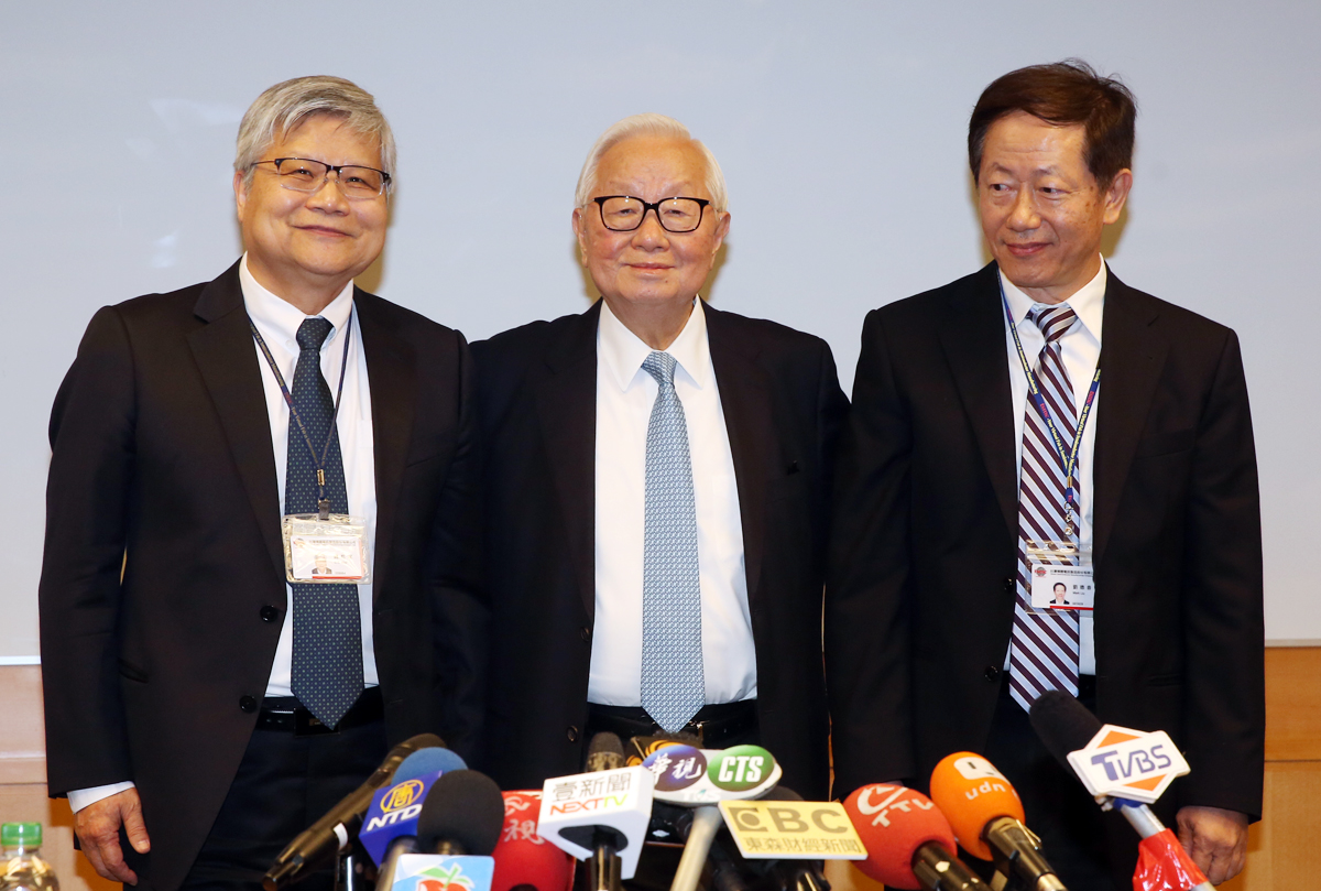 台積電董事長張忠謀（中），宣布將在明年6月退休。