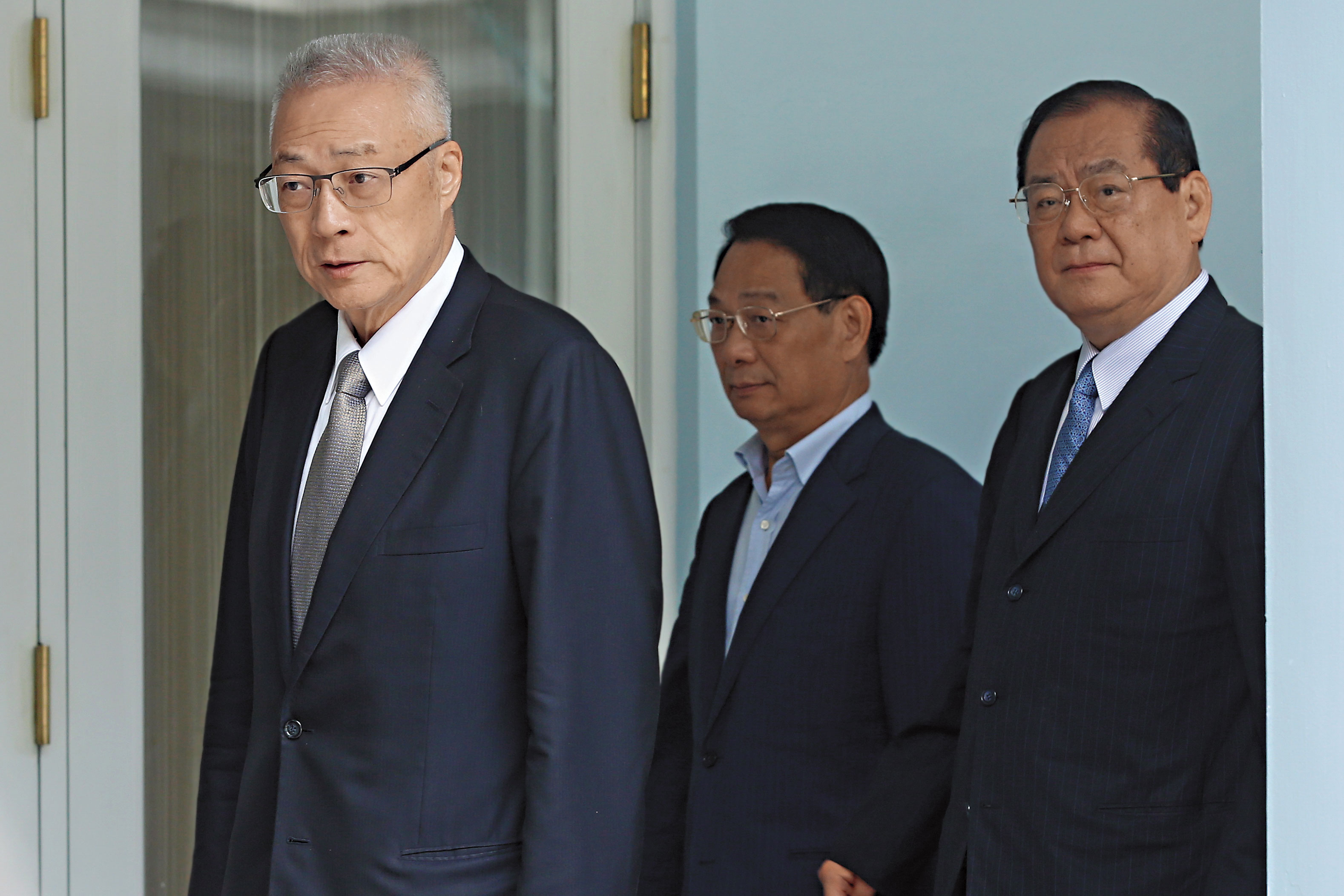 吳敦義（左）接任主席後，馬上任用與郝龍斌關係不佳的曾永權（右）為祕書長，大大削弱郝在黨內的影響力。