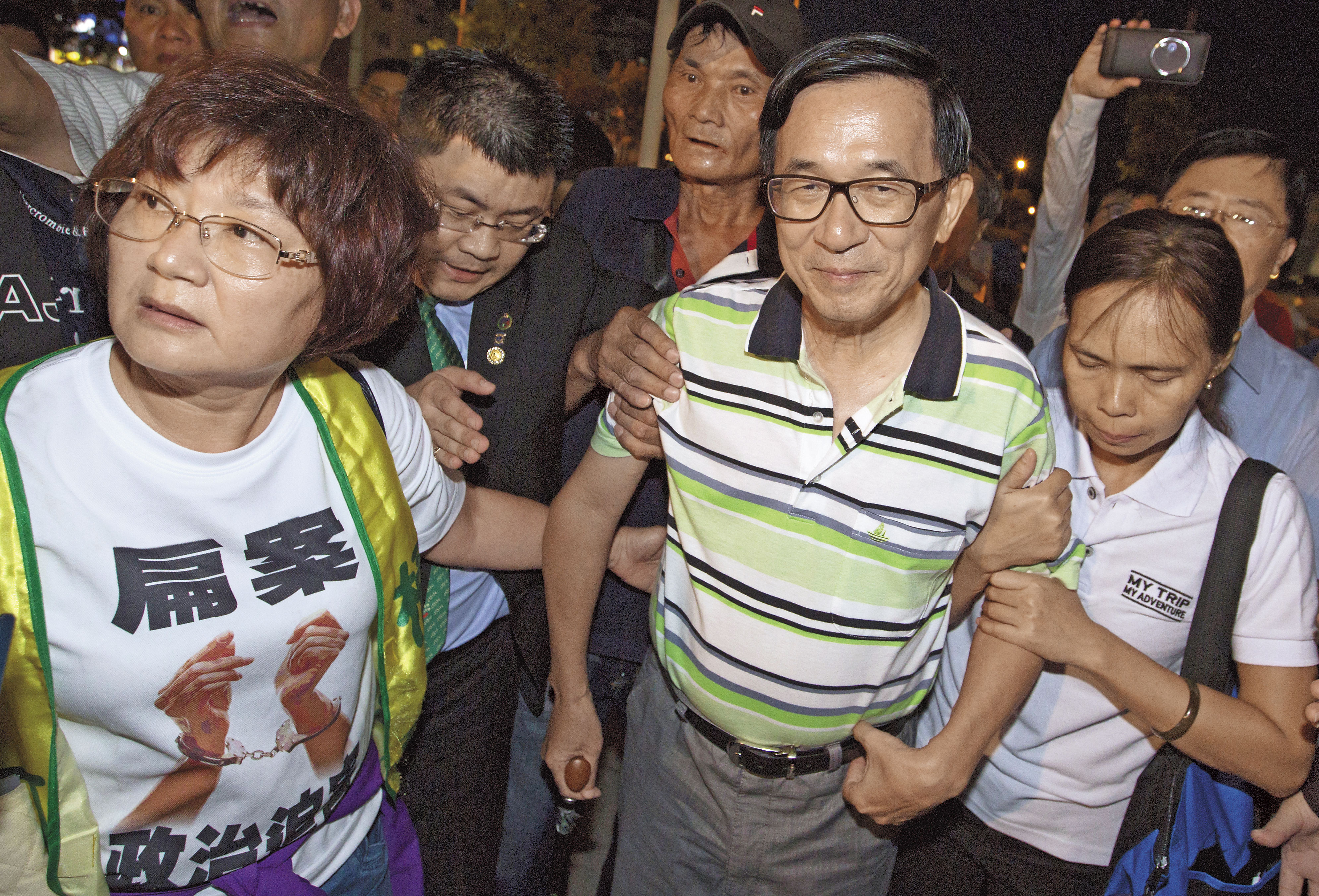 500名黨代表在民進黨全代會列名請願赦扁，黨主席蔡英文將全案扔給中執會「研議」結案。