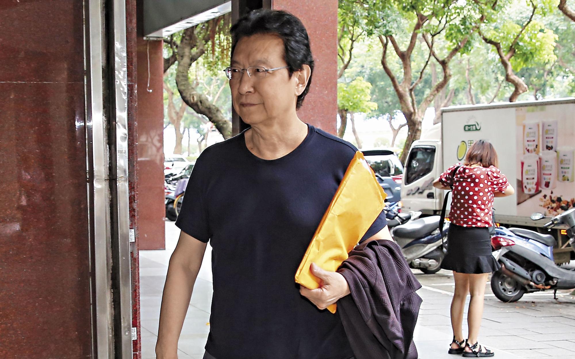 知情人士透露，郝龍斌參加桂台經貿文化合作論壇時，黨內憂心人士透過趙少康向郝傳達吳不滿之意。