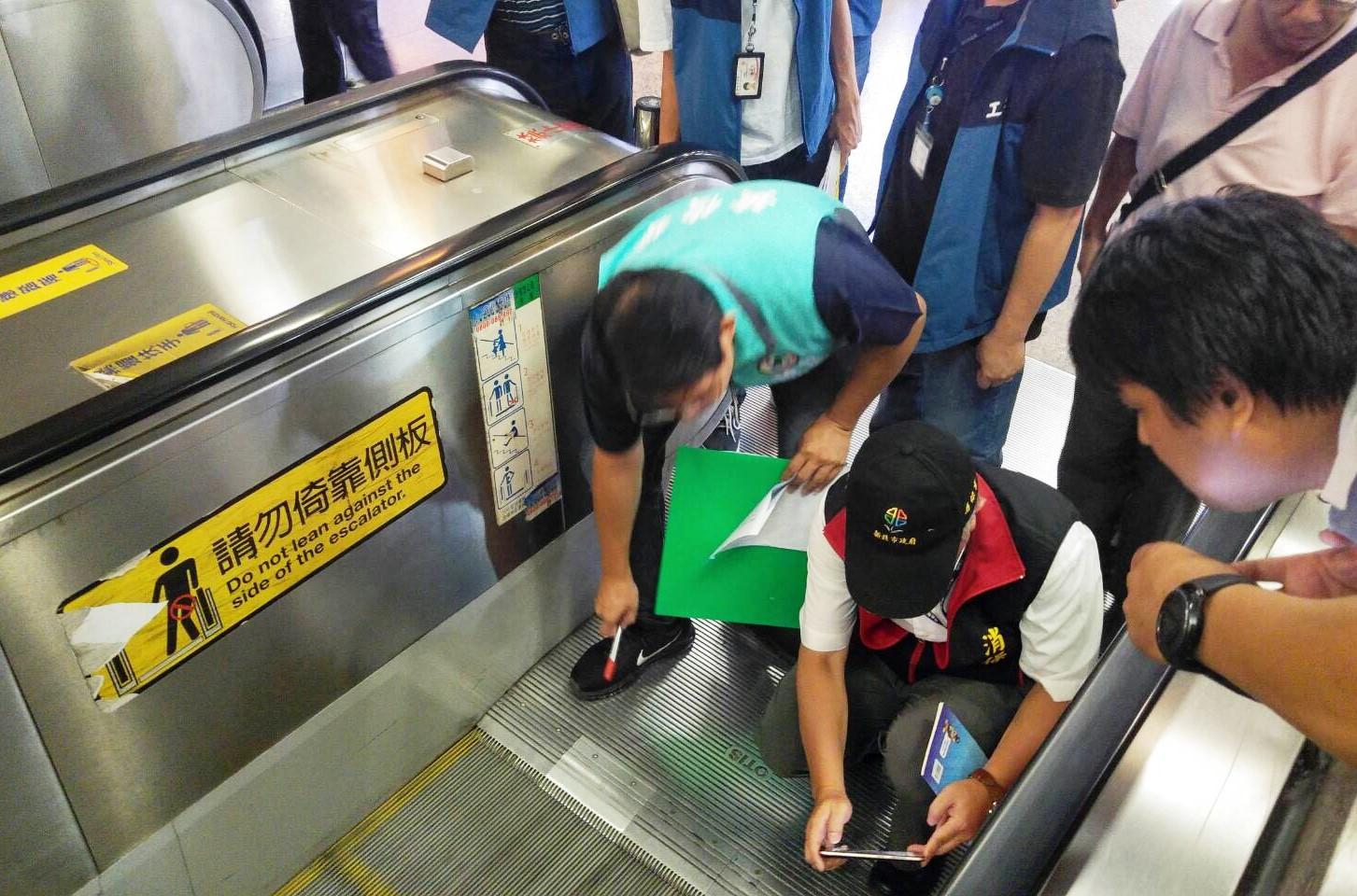 新北市議員黃俊哲會同相關單位勘驗板橋車站電扶梯,發現多項設置不符規定。(翻攝畫面)